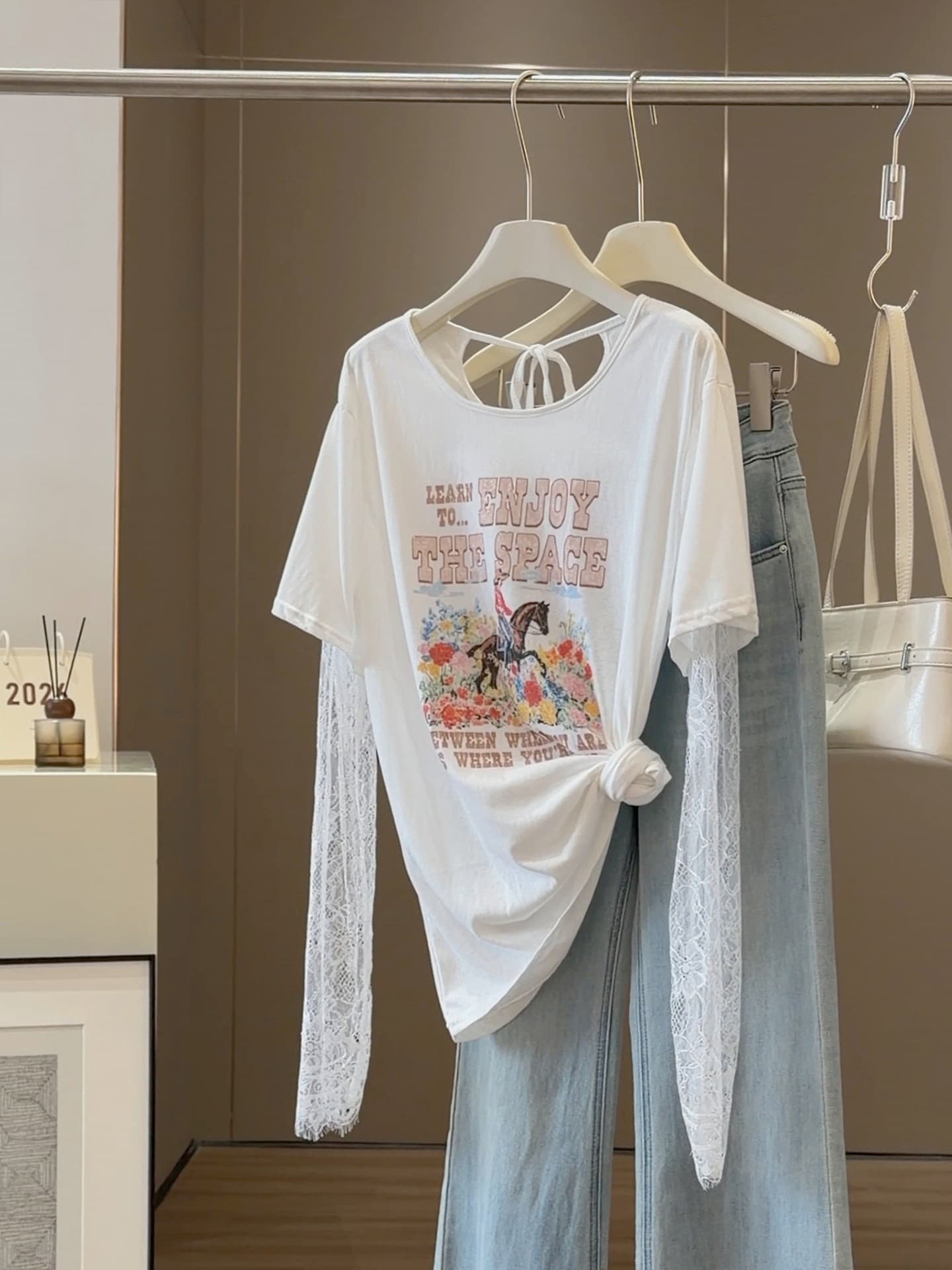 화이트 레이스 조각 페이크 레이어드 긴팔 티셔츠 여성 여름 디자인 센스 다용도 캐주얼 패션 태양 보호 셔츠 맨위
