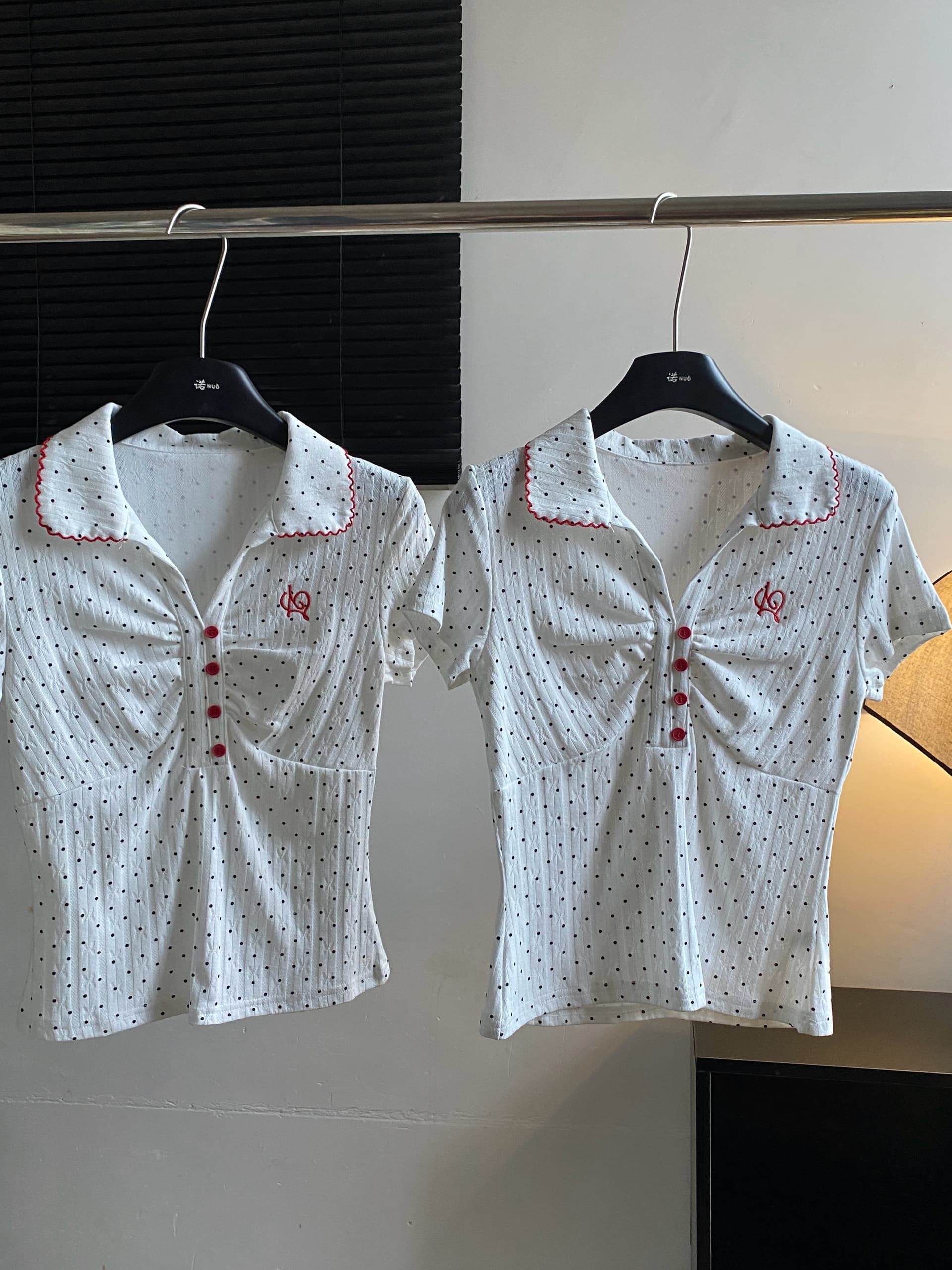 화이트 작은 물고기 오리지널 레트로 도트 무늬 POLO 칼라 반팔 티셔츠 여성 여름 몸매 가꾸기 아름다운 아름다운 긍정적 인 어깨 작은 맨위 상세 이미지 2