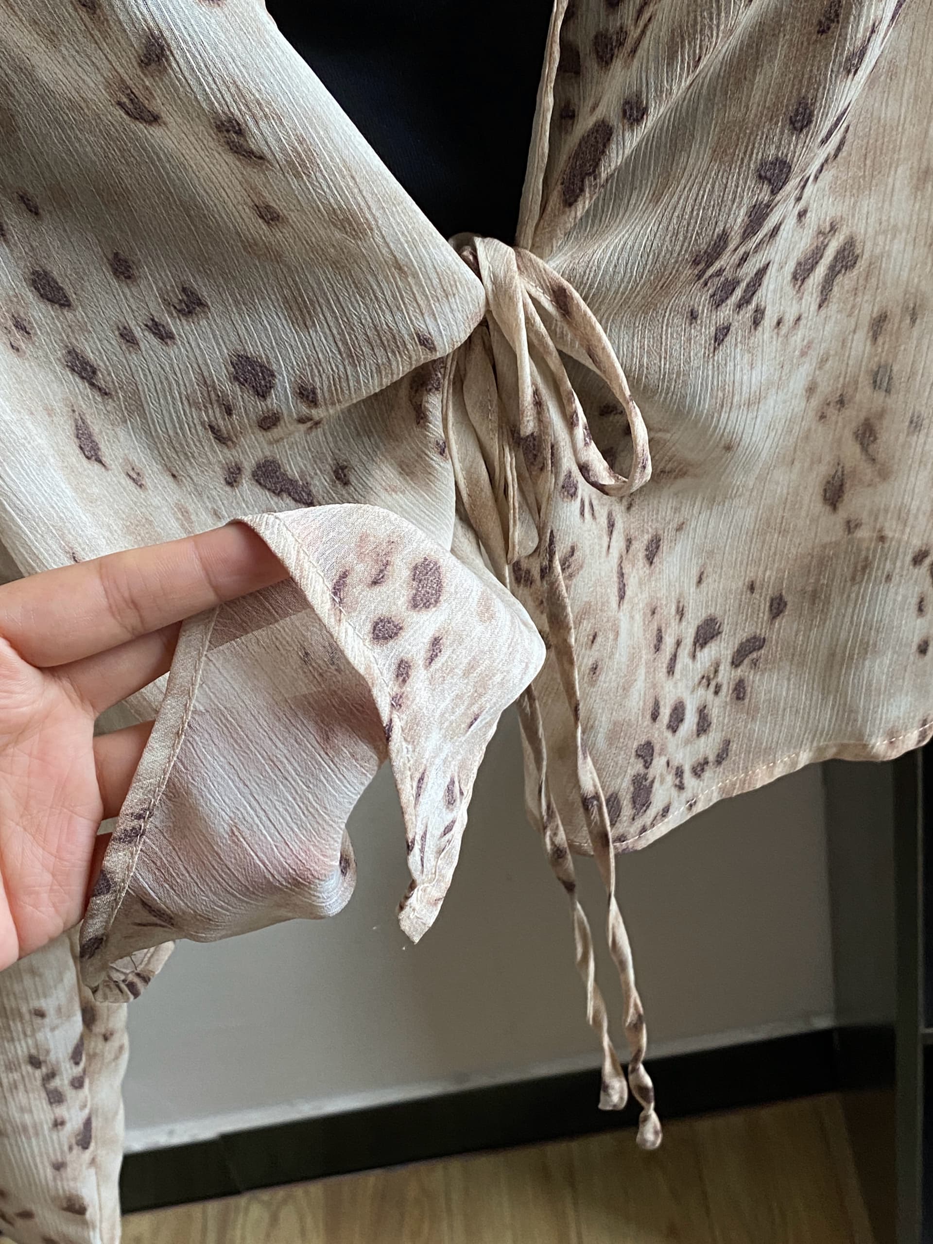 검은 콩 흠 여름 와일드 상황 레오파드 무늬 V넥 긴팔 쉬폰 블라우스 나만의 것을 가져와 라. 가슴 패드 캐미솔 투피스 슈트 이미지 5
