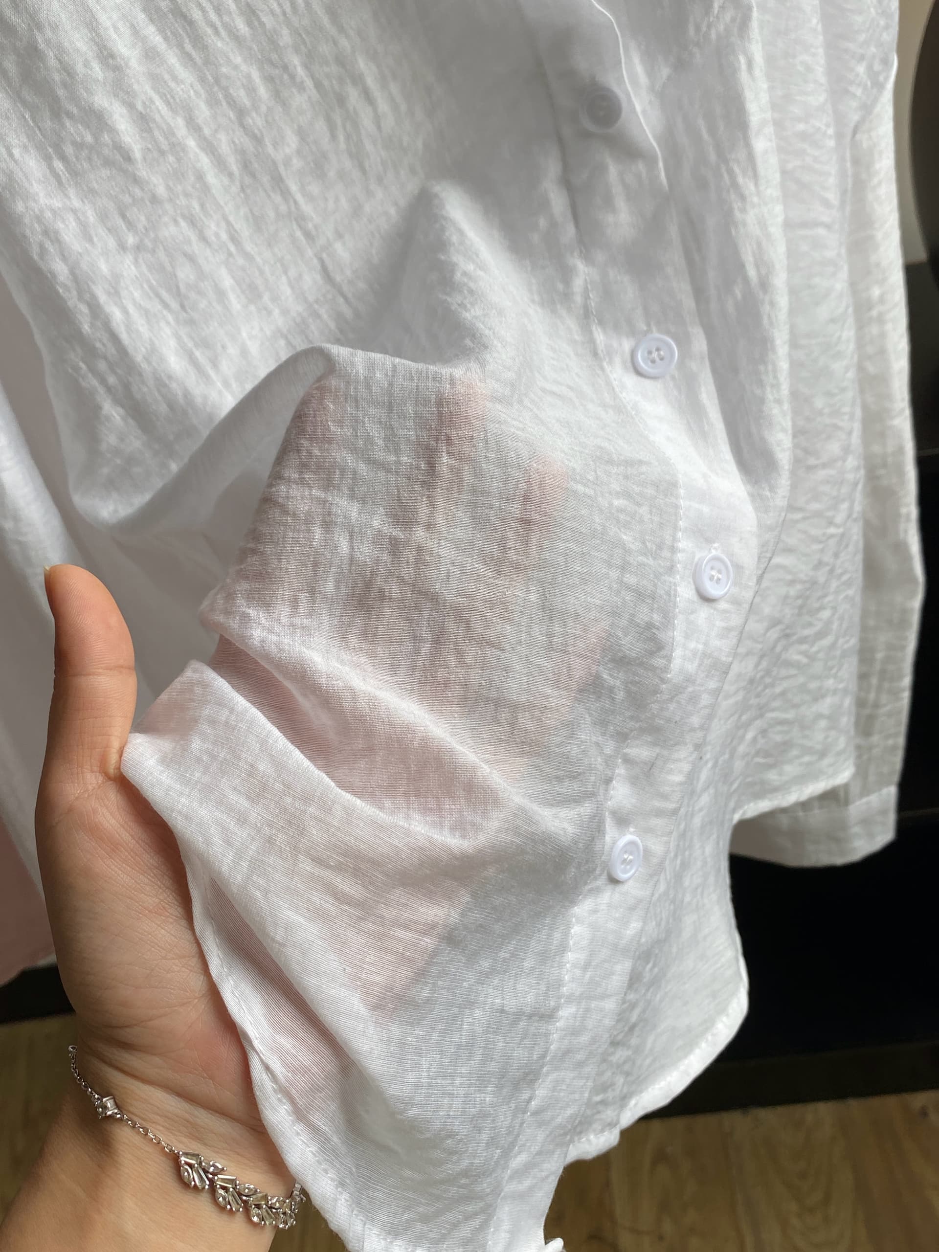 한 부서 화이트 오프숄더 레이스 조각 라미 라이 경기 서울 여성 셔츠 여름 얇은 스타일 자외선 차단 디자인 센스 작은 셔츠 맨위 상세 이미지 5