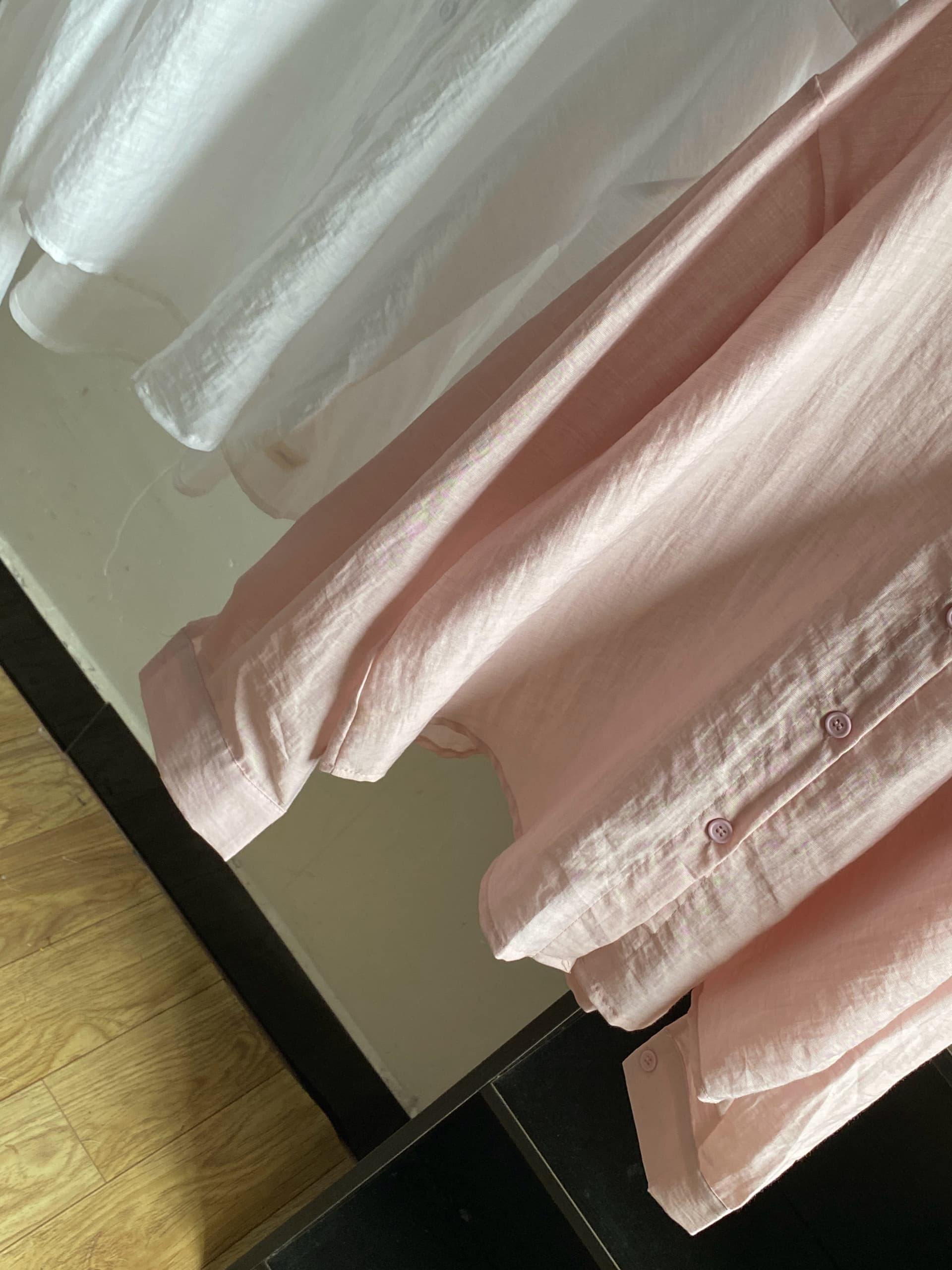 한 부서 화이트 오프숄더 레이스 조각 라미 라이 경기 서울 여성 셔츠 여름 얇은 스타일 자외선 차단 디자인 센스 작은 셔츠 맨위 상세 이미지 8