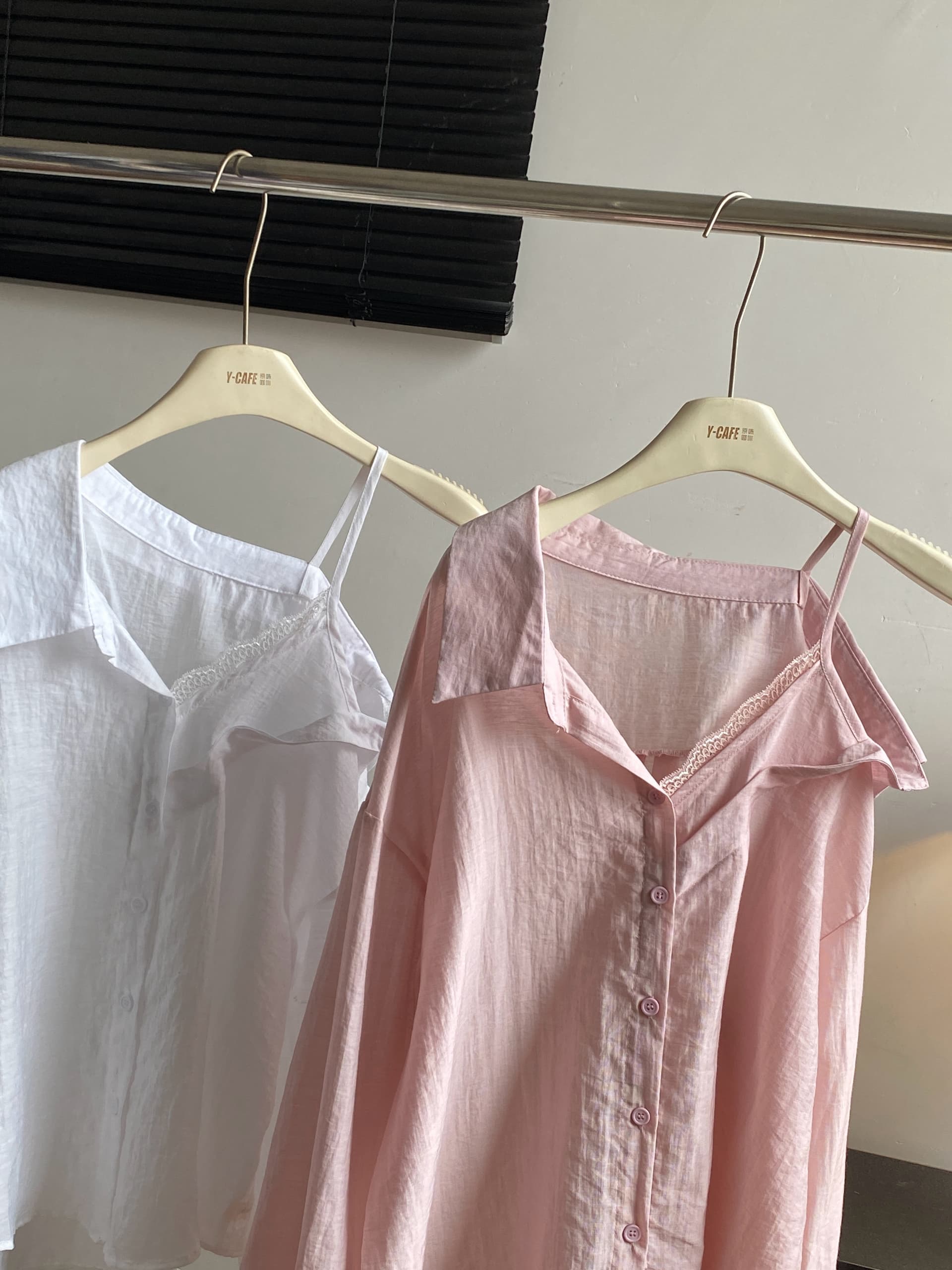 한 부서 화이트 오프숄더 레이스 조각 라미 라이 경기 서울 여성 셔츠 여름 얇은 스타일 자외선 차단 디자인 센스 작은 셔츠 맨위 상세 이미지 10