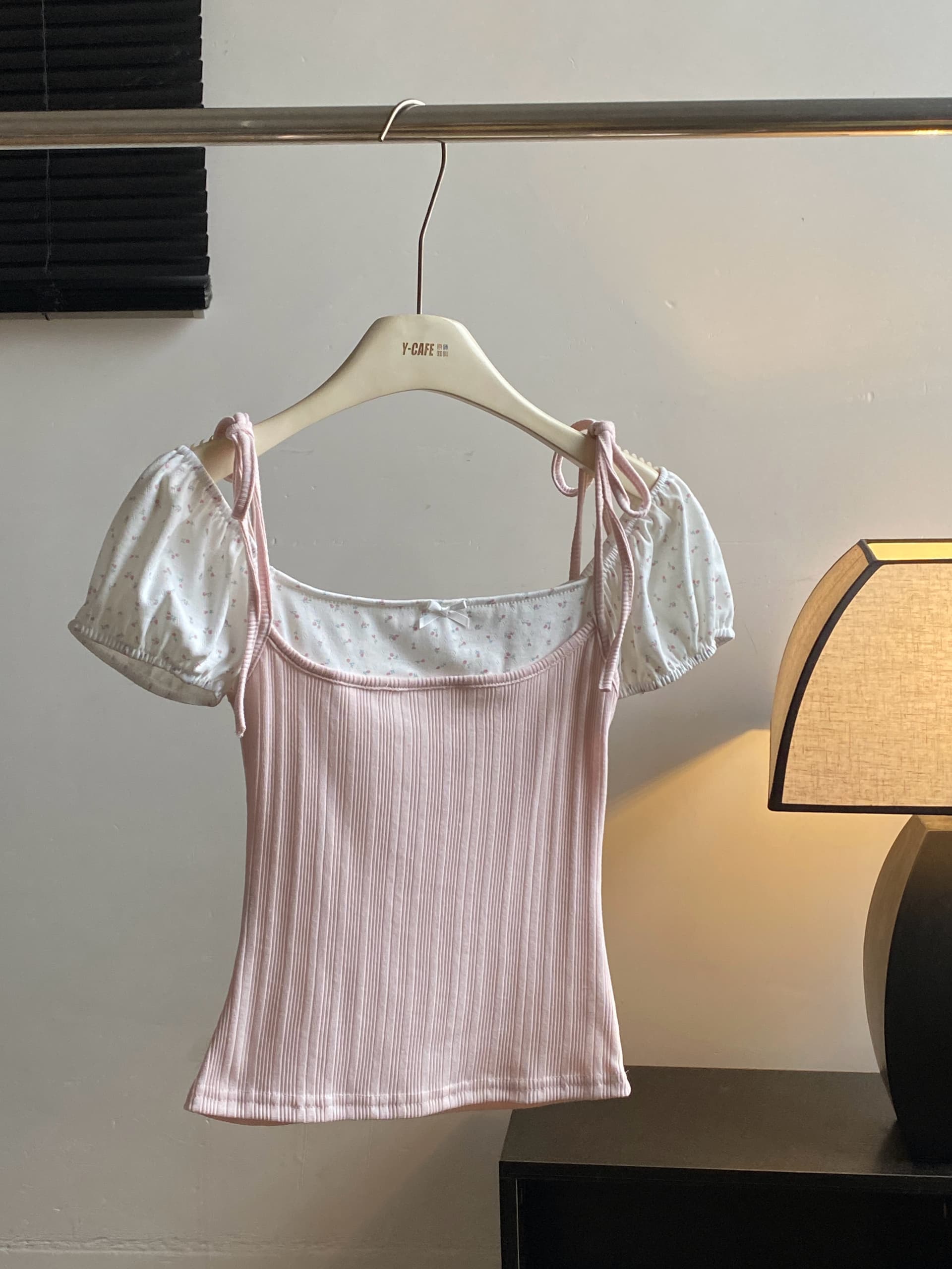 theture 달콤한 맛 페이크 레이어드 반팔 티셔츠 여성 셔츠 꽃무늬 디자인 센스 몸매 가꾸기 슬림해 보이는 거품 소매 새로운 상세 이미지 3