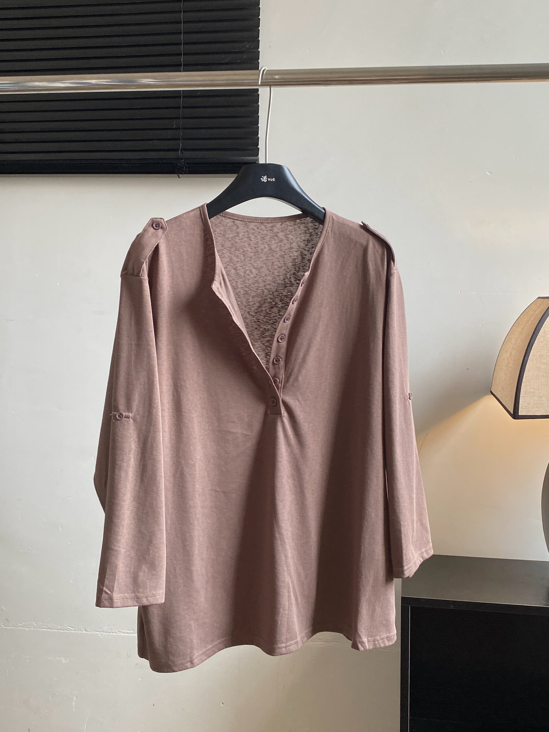 차가운 가죽 itspipi 暮 회색 브라운 느긋한 센스 폴로 칼라 맨위 여성 루즈핏 슬림해 보이는 긴팔 커피 색상 캐주얼 셔츠 상세 이미지 2
