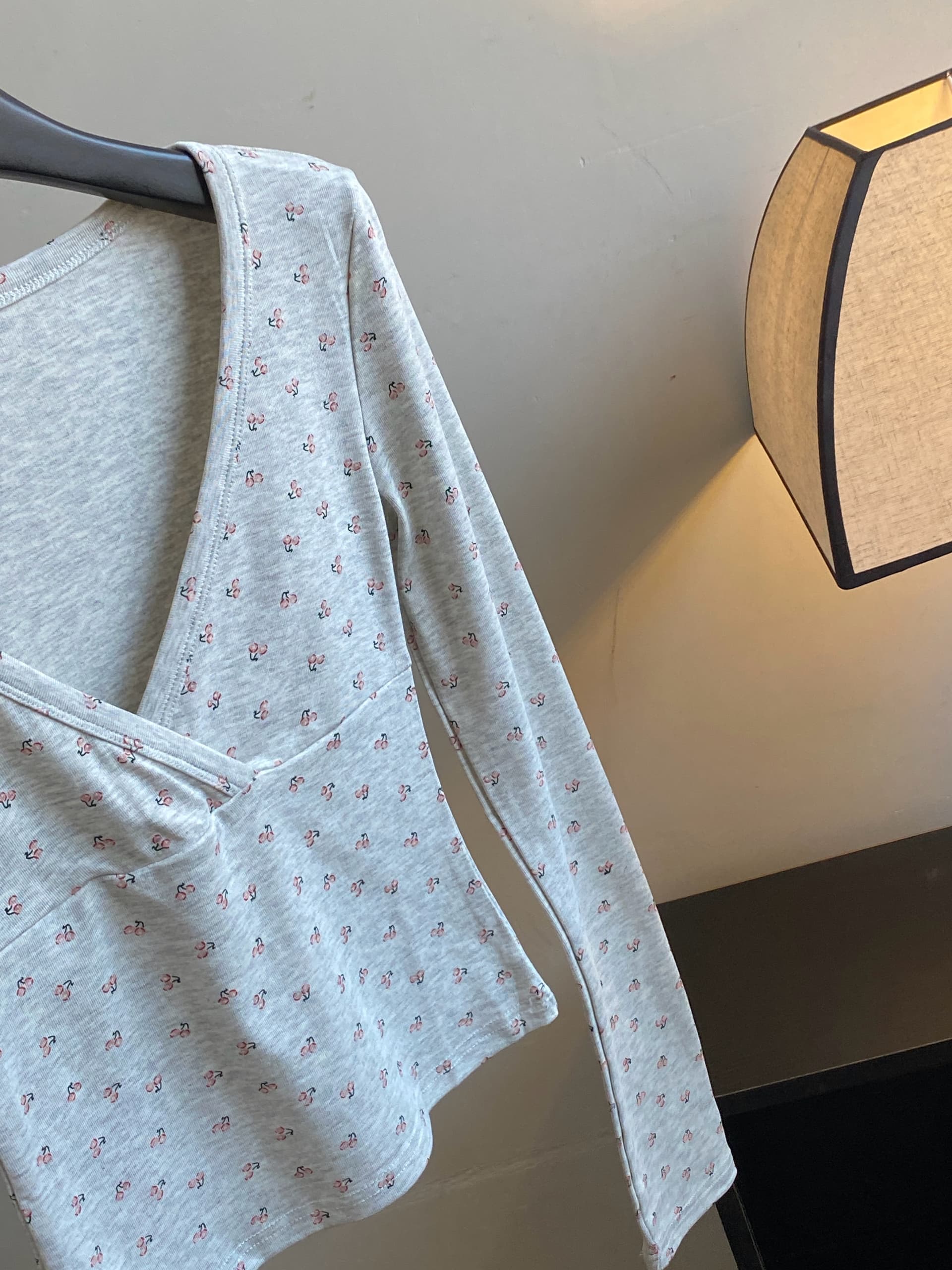 doudou 여드름 레트로 십자가 V넥 꽃무늬 긴팔 티셔츠 여성 가을 새로운 몸매 가꾸기 슬림해 보이는 기본 셔츠 맨위 이미지 4