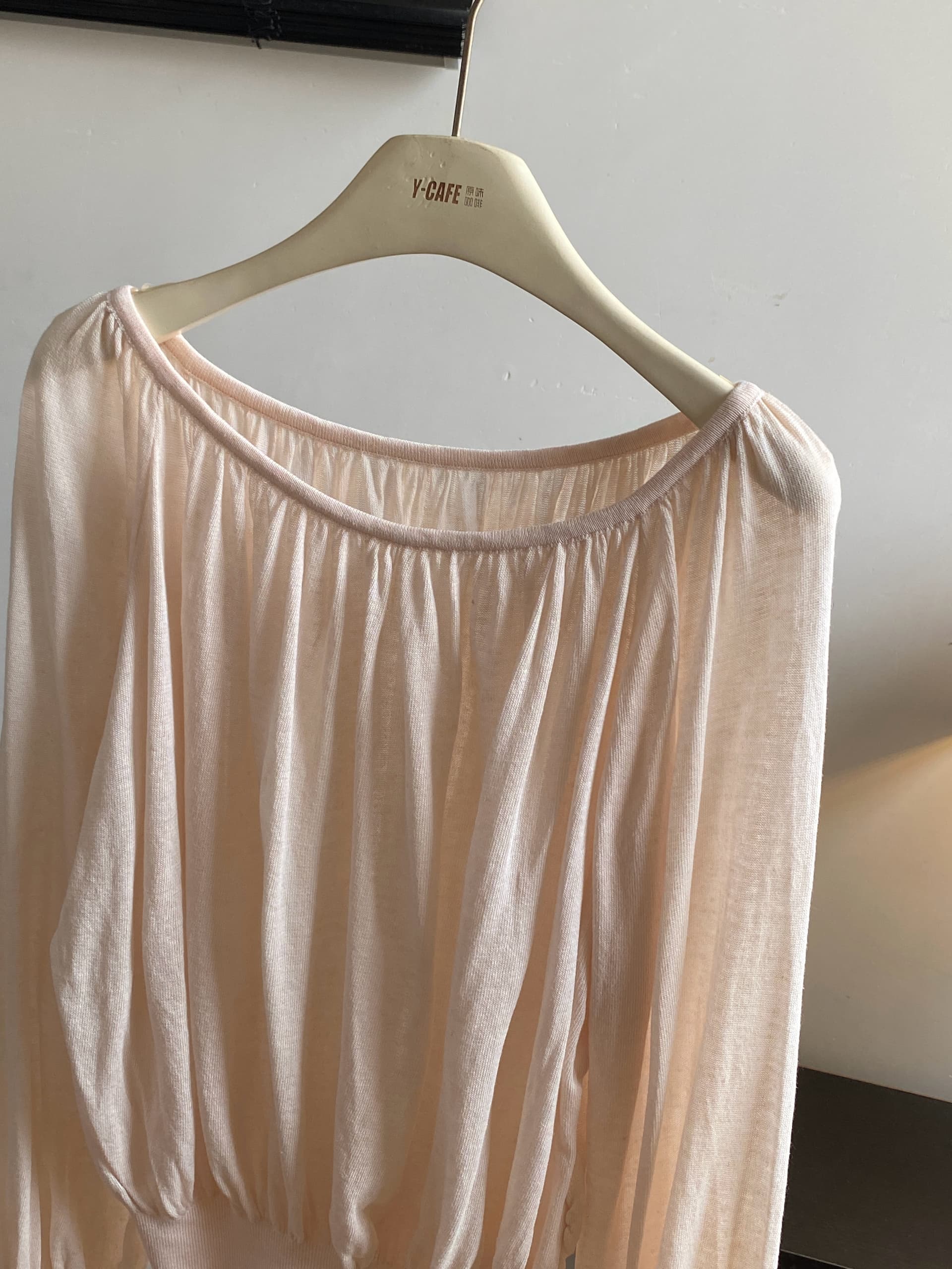 oyff 어디서? 어디서? 와라. 싱글 아마 차가운 셔츠 대 네클라인 펌프 Pleat 긴팔 비스듬한 어깨 니트 맨위 몸매 가꾸기 작은 셔츠 이미지 3