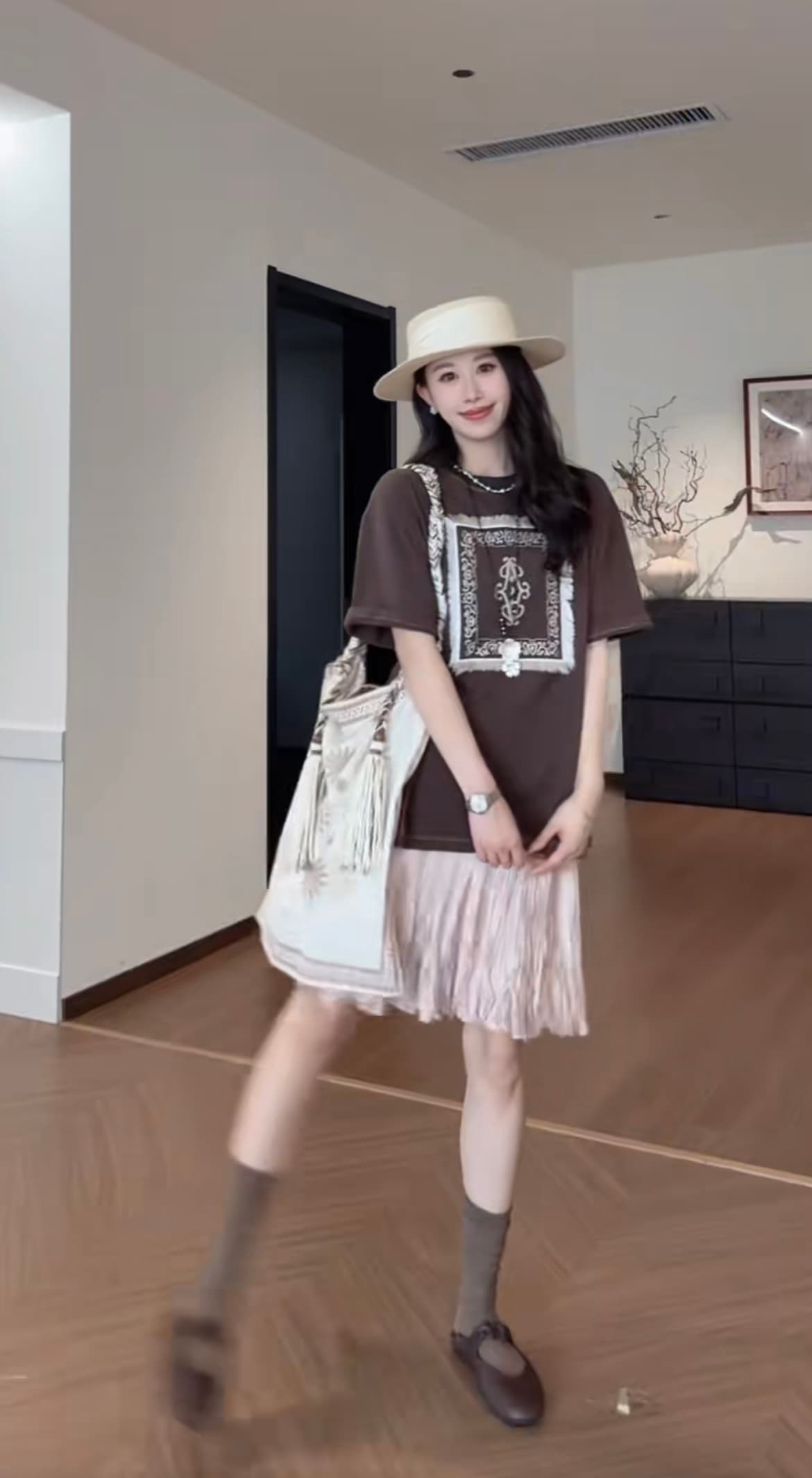 불평하다 마 아침과 저녁 레트로 디자인 센스 사각형 술 다용도 라운드 넥 무거운 작업 반팔 티셔츠 맨위 플리츠 반 스커트 이미지 3