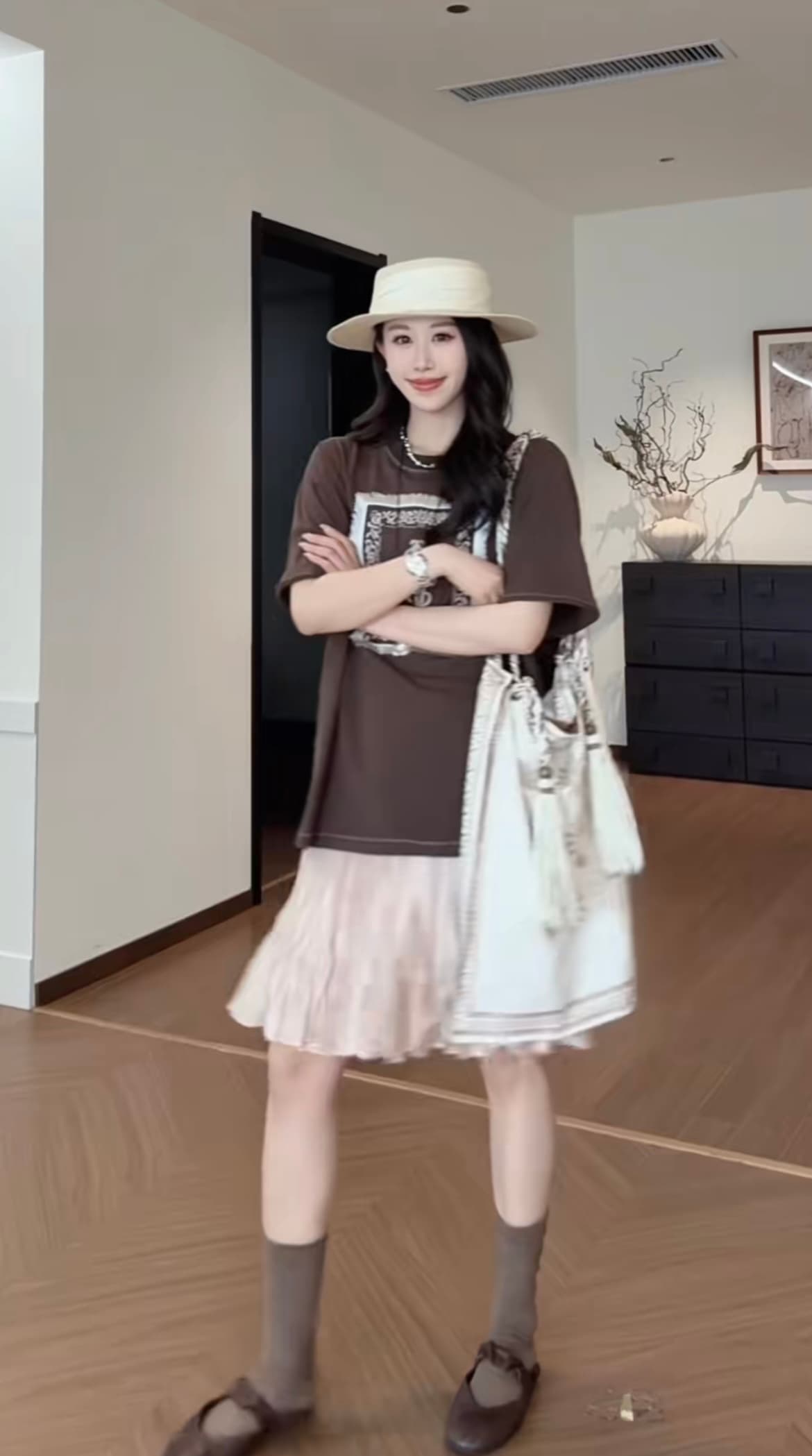 불평하다 마 아침과 저녁 레트로 디자인 센스 사각형 술 다용도 라운드 넥 무거운 작업 반팔 티셔츠 맨위 플리츠 반 스커트 이미지 5