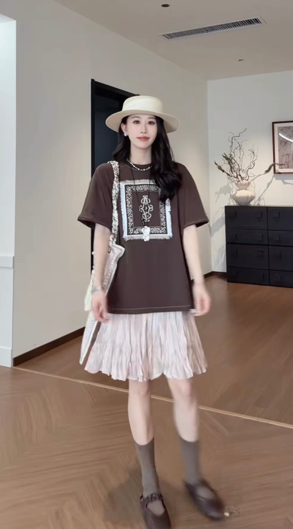불평하다 마 아침과 저녁 레트로 디자인 센스 사각형 술 다용도 라운드 넥 무거운 작업 반팔 티셔츠 맨위 플리츠 반 스커트 상세 이미지 1
