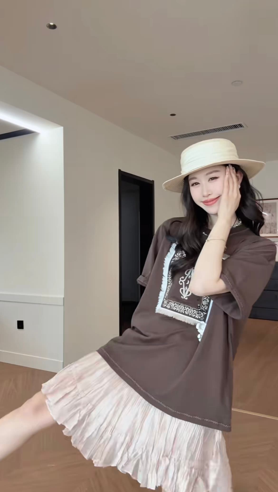 불평하다 마 아침과 저녁 레트로 디자인 센스 사각형 술 다용도 라운드 넥 무거운 작업 반팔 티셔츠 맨위 플리츠 반 스커트 상세 이미지 3