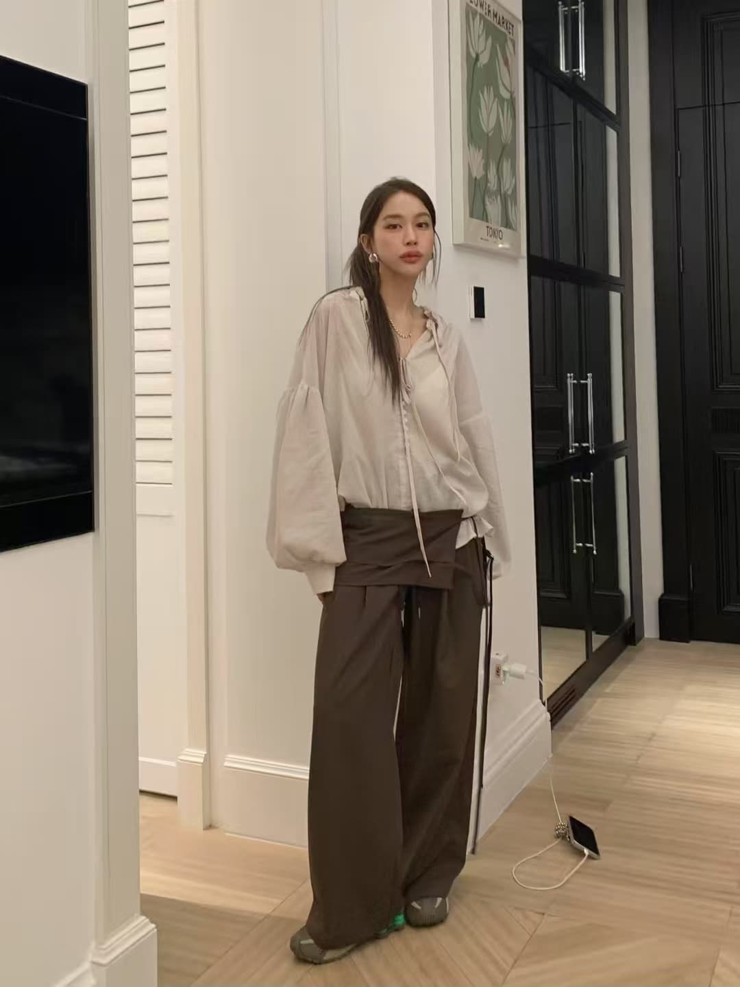 재고 있음 한국 동대문 가을 섹션 낭만적 인 기질 펌프 로프 주름 V넥 레이스업 루즈핏 긴팔 셔츠 맨위 이미지 3