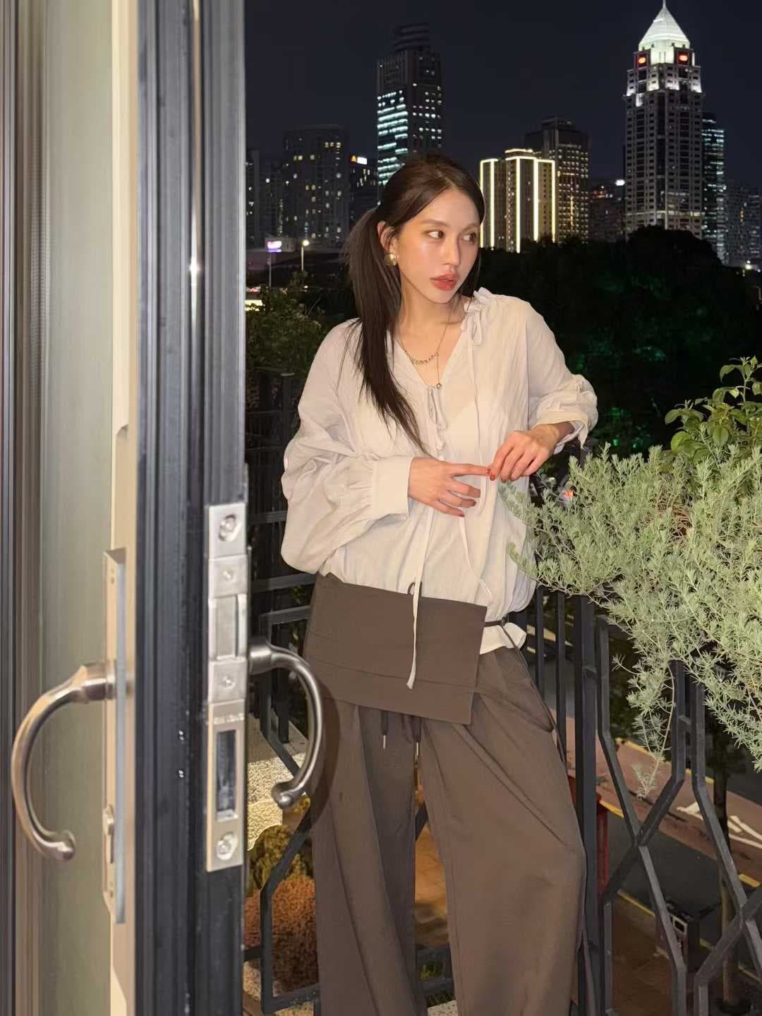 재고 있음 한국 동대문 가을 섹션 낭만적 인 기질 펌프 로프 주름 V넥 레이스업 루즈핏 긴팔 셔츠 맨위 이미지 4