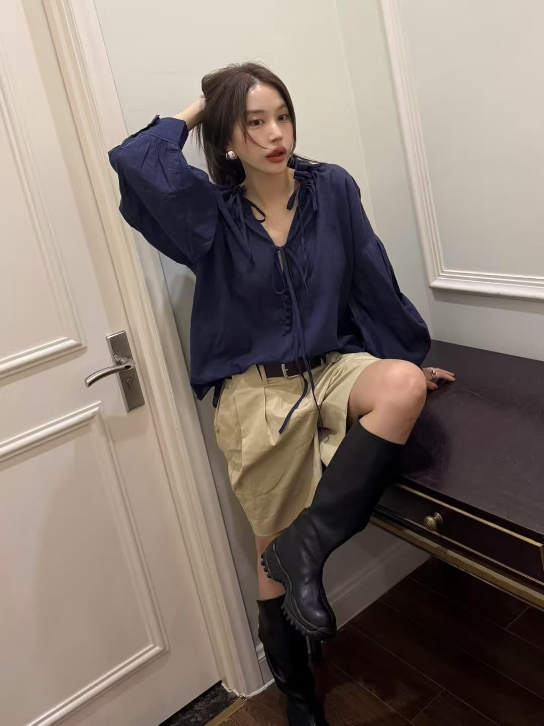 재고 있음 한국 동대문 가을 섹션 낭만적 인 기질 펌프 로프 주름 V넥 레이스업 루즈핏 긴팔 셔츠 맨위 상세 이미지 1