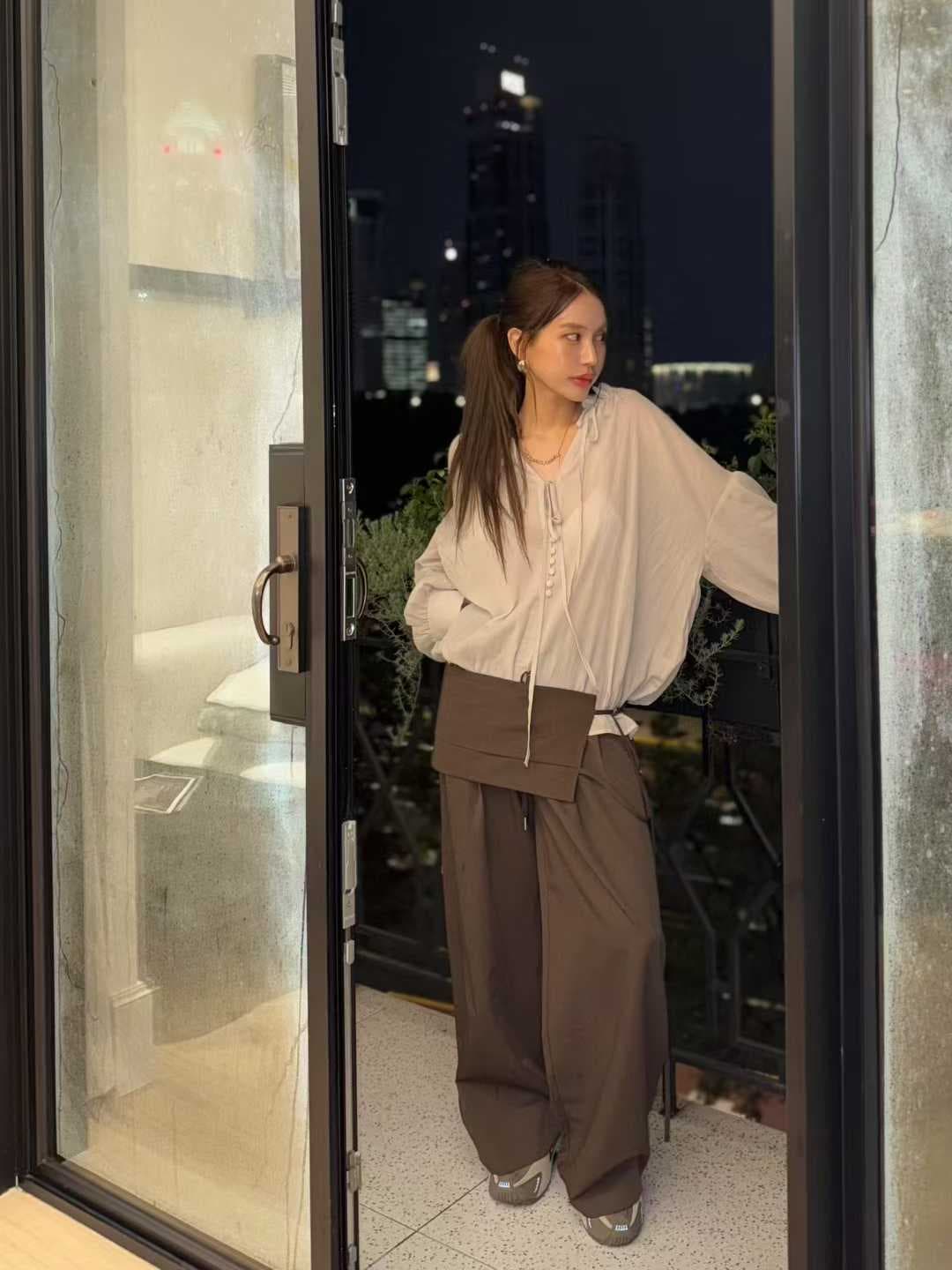 재고 있음 한국 동대문 가을 섹션 낭만적 인 기질 펌프 로프 주름 V넥 레이스업 루즈핏 긴팔 셔츠 맨위 상세 이미지 12