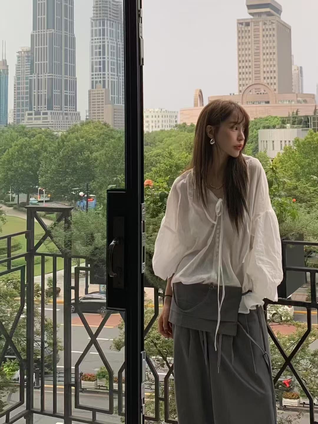 재고 있음 한국 동대문 가을 섹션 낭만적 인 기질 펌프 로프 주름 V넥 레이스업 루즈핏 긴팔 셔츠 맨위 상세 이미지 25