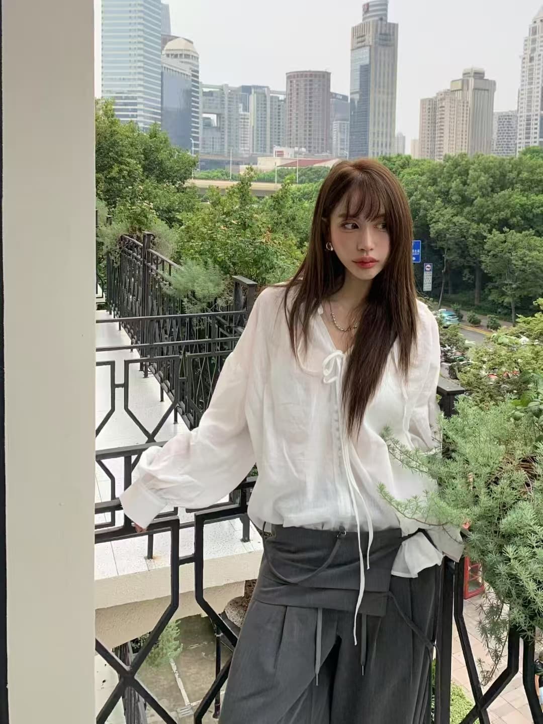 재고 있음 한국 동대문 가을 섹션 낭만적 인 기질 펌프 로프 주름 V넥 레이스업 루즈핏 긴팔 셔츠 맨위 상세 이미지 26