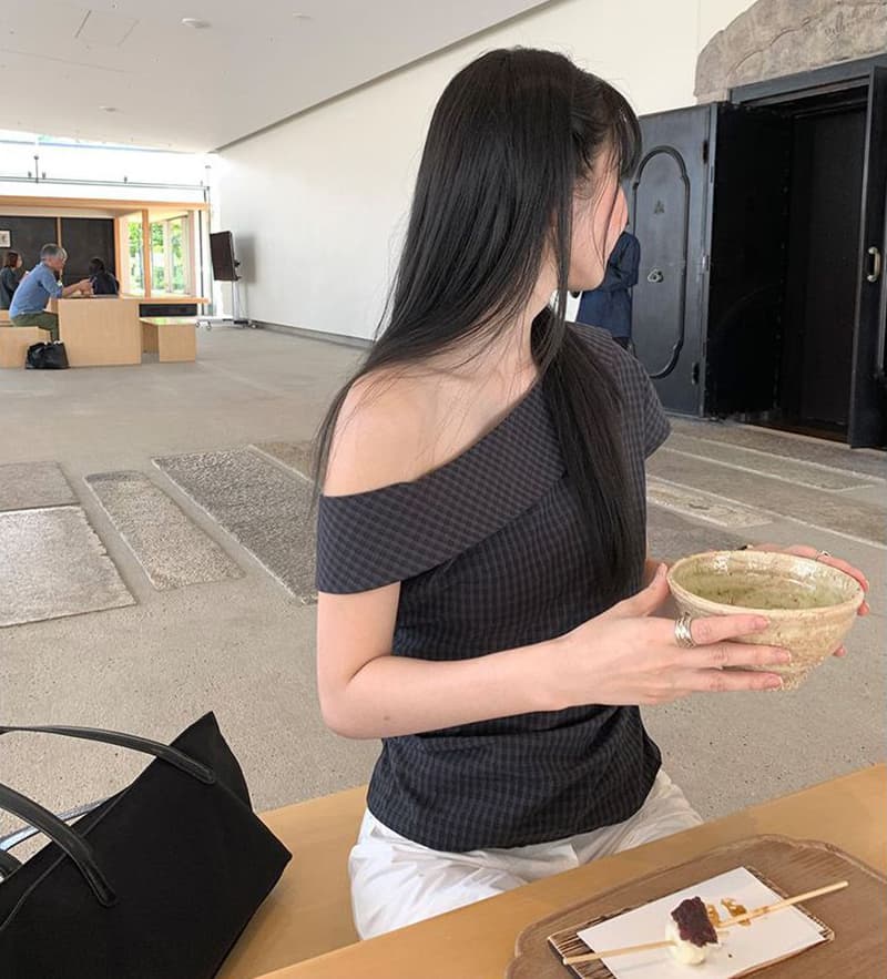 한 부서 비스듬한 어깨 보트넥 체크무늬 맨위 작은 대중 디자인 센스 오프숄더 반팔 셔츠 이미지 2