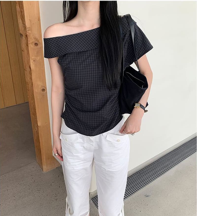 한 부서 비스듬한 어깨 보트넥 체크무늬 맨위 작은 대중 디자인 센스 오프숄더 반팔 셔츠 이미지 3