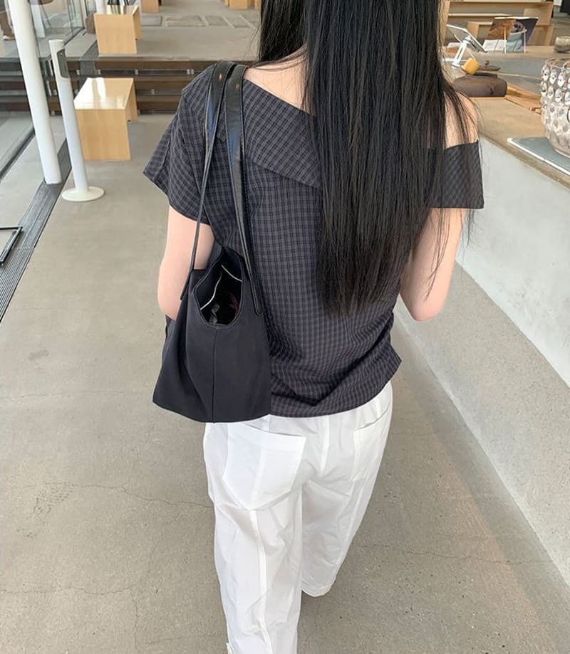 한 부서 비스듬한 어깨 보트넥 체크무늬 맨위 작은 대중 디자인 센스 오프숄더 반팔 셔츠 이미지 4