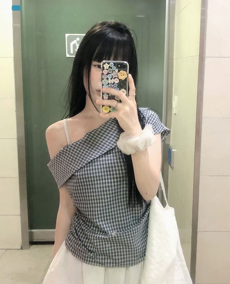 한 부서 비스듬한 어깨 체크무늬 티셔츠 작은 대중 오프숄더 몸매 가꾸기 쇼트 스타일 체크무늬 반팔 맨위 이미지 2