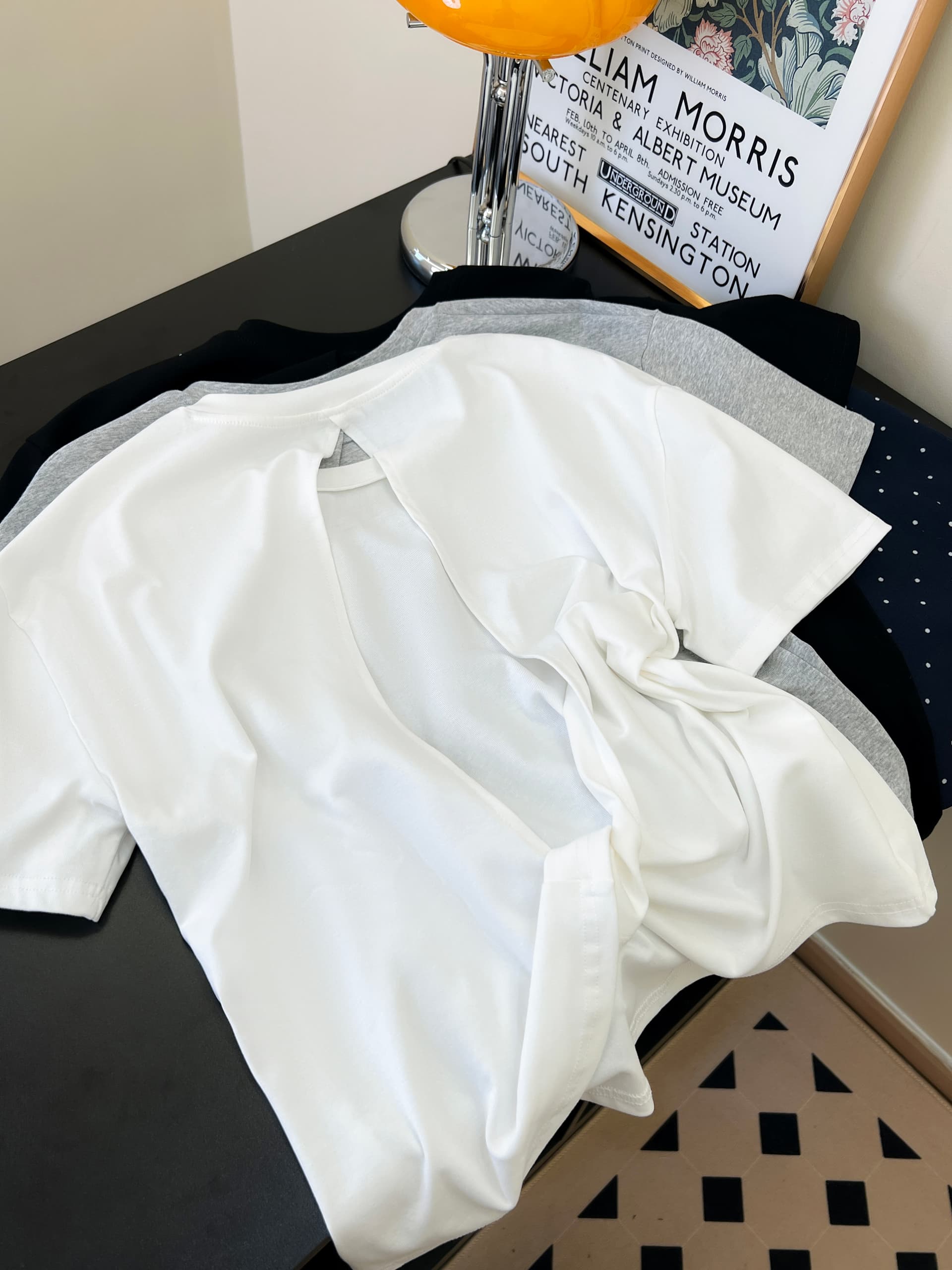 실사 화이트 뒤로 홀로우 아웃 맨위 여성 여름 반팔 티셔츠 여성 긍정적 인 어깨 상세 이미지 24