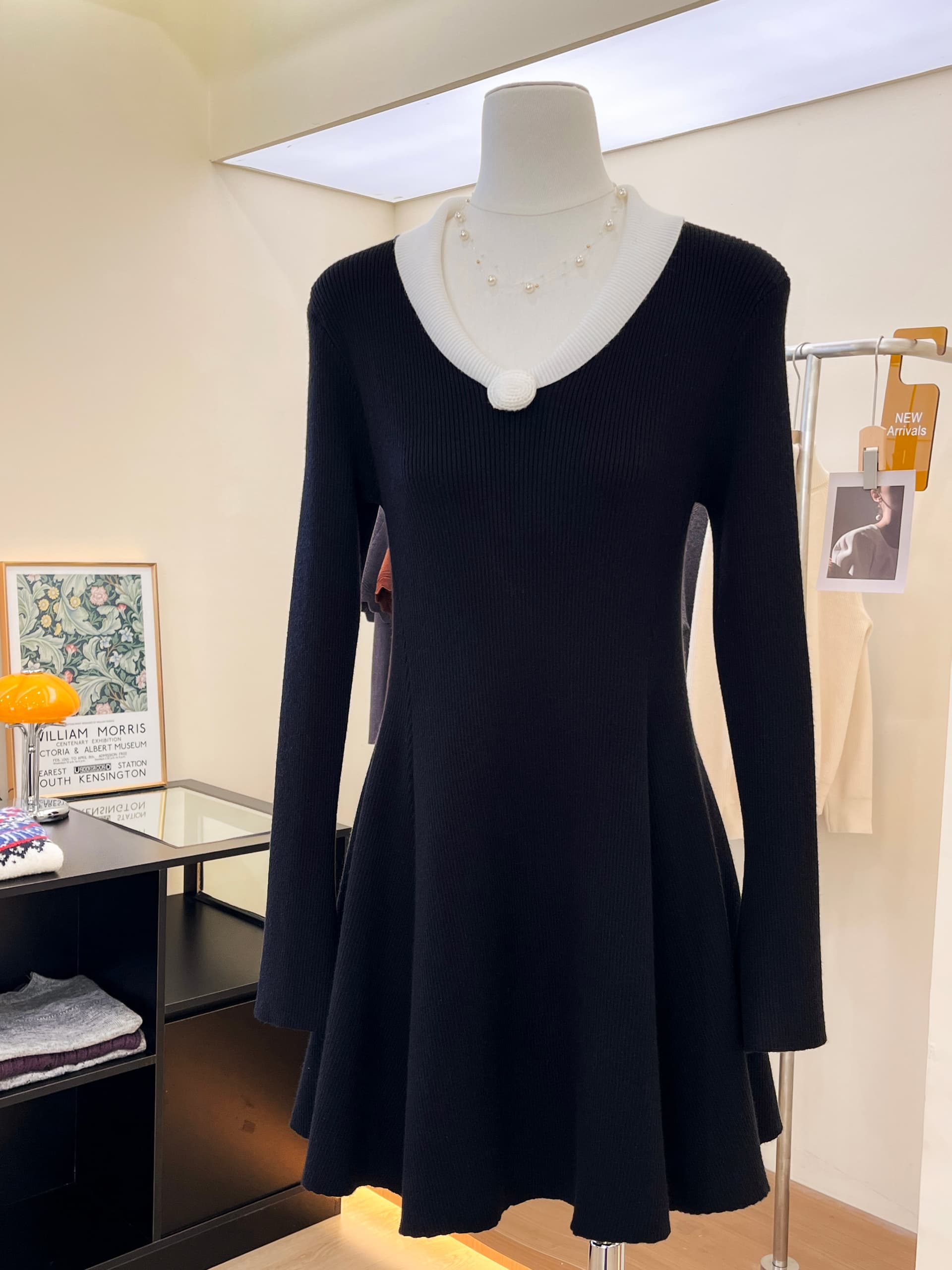 실사 부유 한 가족 천 골드 miu 부서 착용 가져 가라. 작은 샤넬 스타일 품격 허리 수축 인사이드 가져 가라. 검정색 긴팔 여성 드레스 상세 이미지 5