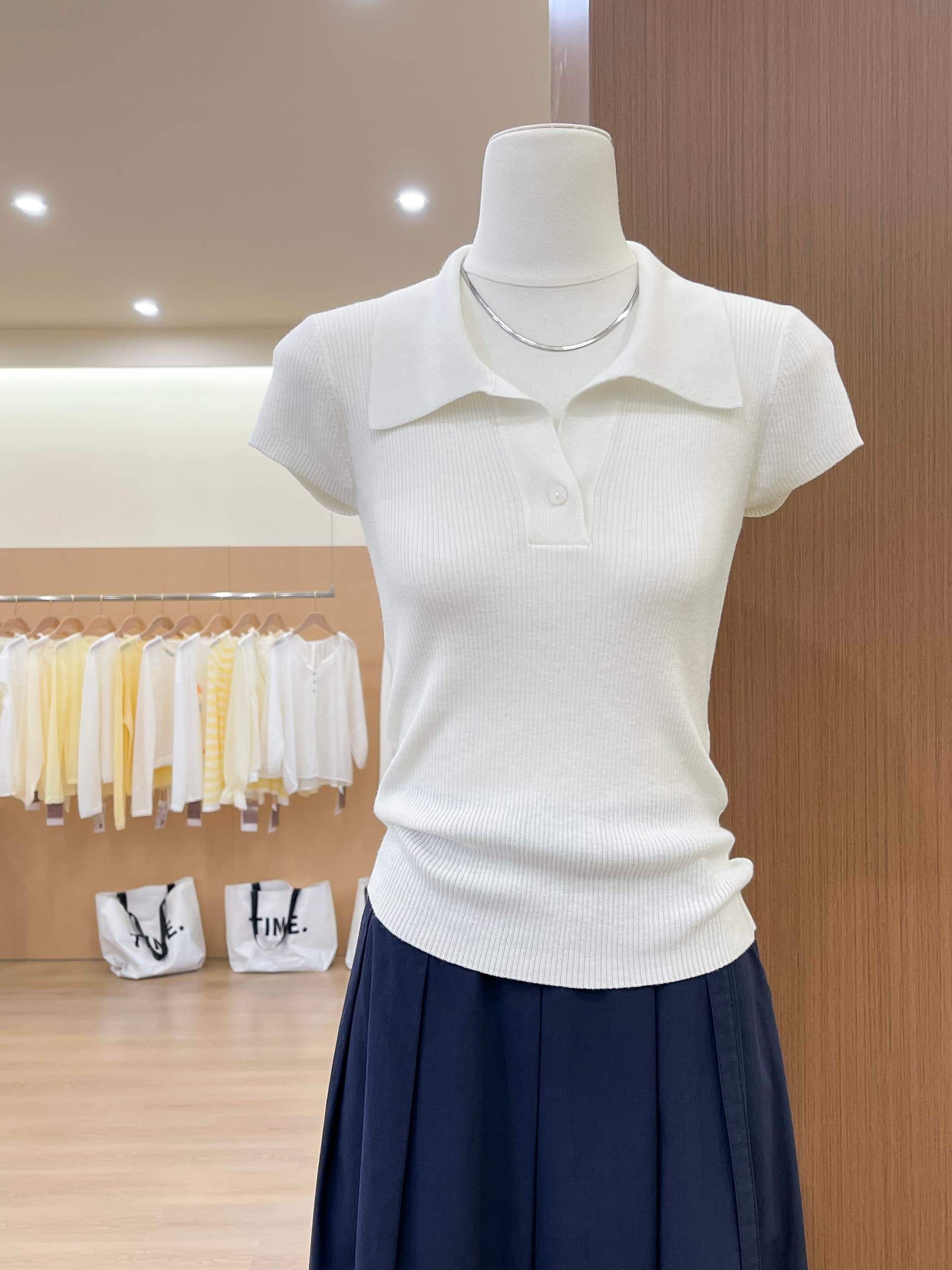 실사 반팔 POLO 칼라 니트 스웨터 여성 2026 여름 프랑스식 디자인 센스 몸매 가꾸기 슬림해 보이는 폴로 칼라 맨위 이미지 4