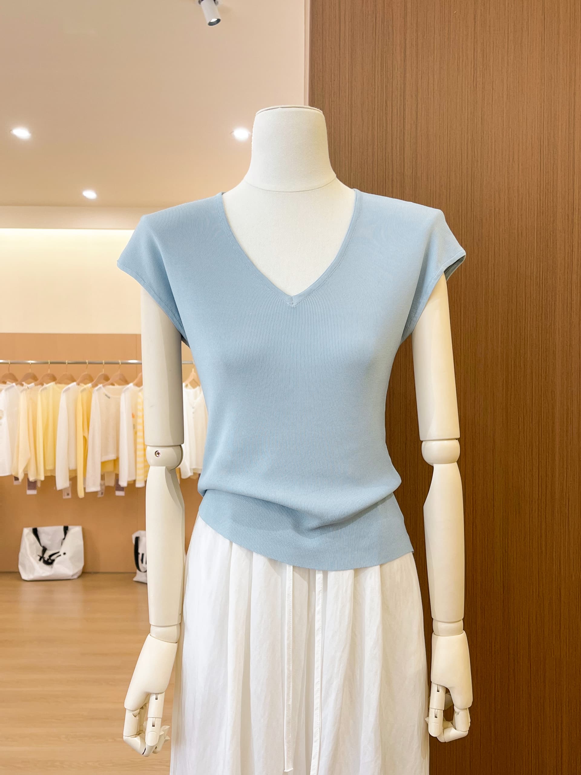 실사 한 부서 V넥 작은 날다 소매 측면 펌프 Pleat 니트 반팔 여성 여름 몸매 가꾸기 슬림해 보이는 얼음 실크 만나는 맨위 상세 이미지 2