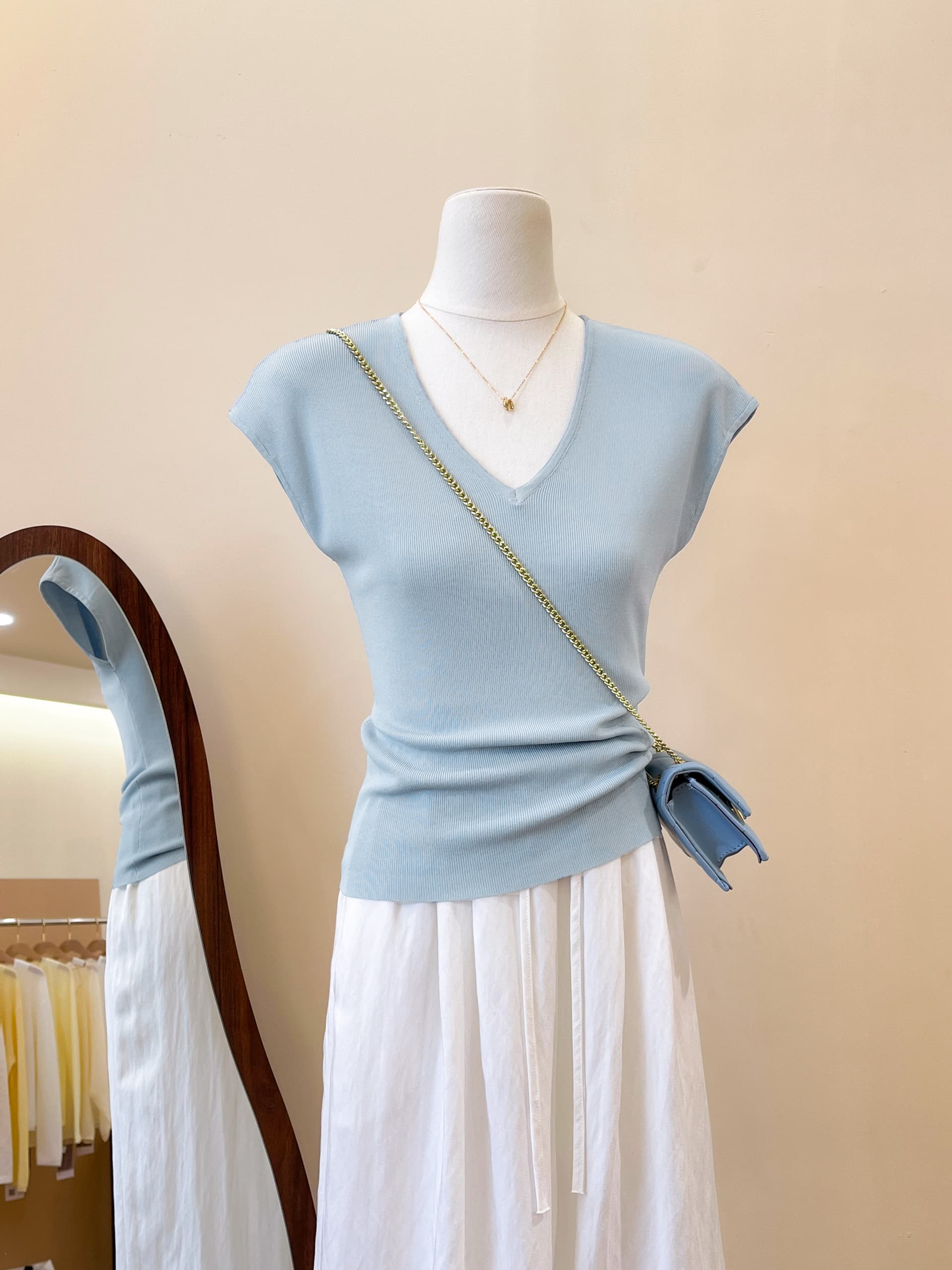 실사 한 부서 V넥 작은 날다 소매 측면 펌프 Pleat 니트 반팔 여성 여름 몸매 가꾸기 슬림해 보이는 얼음 실크 만나는 맨위 상세 이미지 3