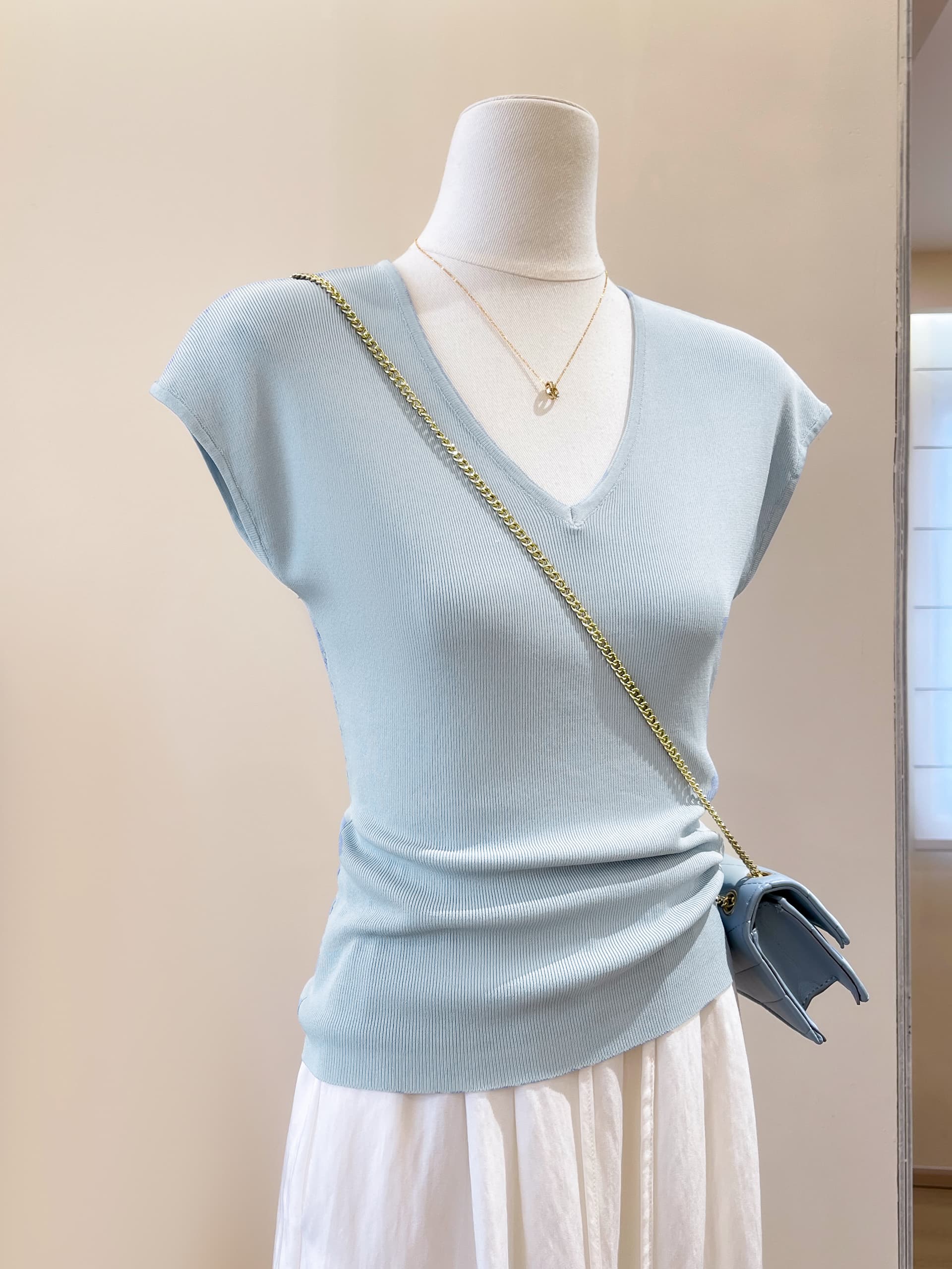실사 한 부서 V넥 작은 날다 소매 측면 펌프 Pleat 니트 반팔 여성 여름 몸매 가꾸기 슬림해 보이는 얼음 실크 만나는 맨위 상세 이미지 4