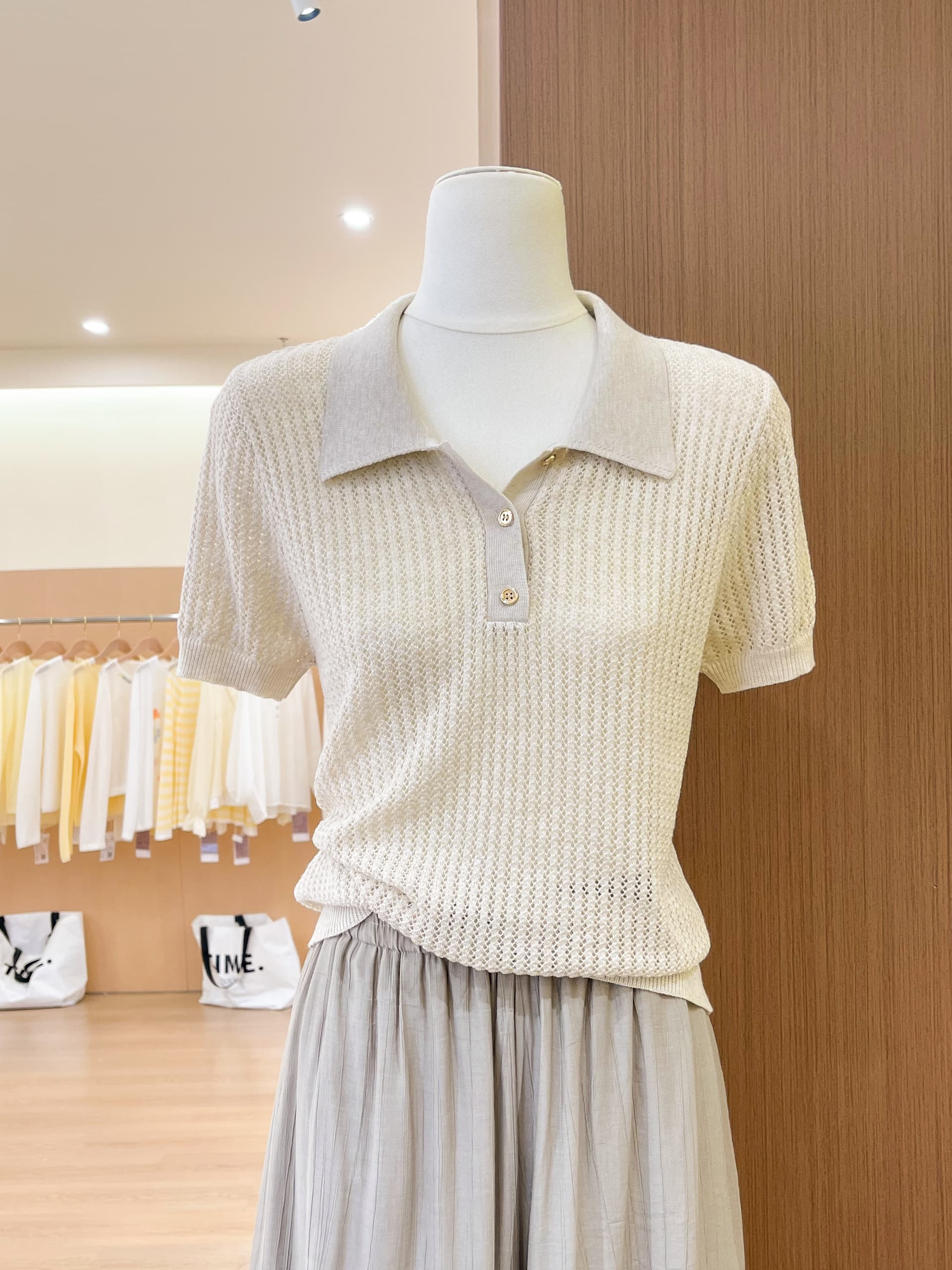실사 한 부서 품격 POLO 칼라 홀로우 아웃 반팔 티셔츠 여성 여름 몸매 가꾸기 슬림해 보이는 니트 스웨터 긍정적 인 어깨 의류 이미지 2