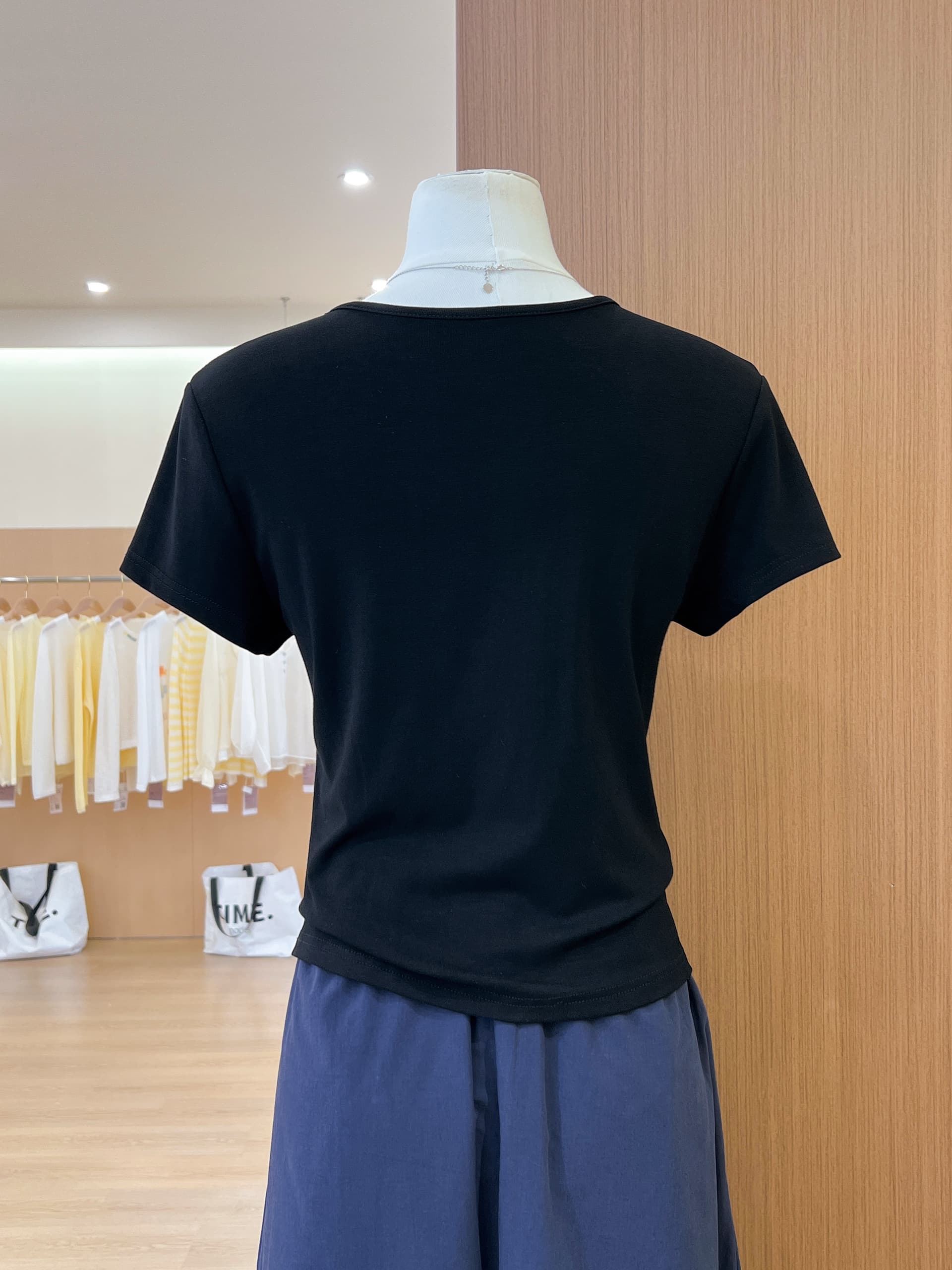실사 불규칙 검정색 긍정적 인 어깨 반팔 티셔츠 여성 의류 2026 새로운 여름 디자인 센스 V넥 고급 맨위 상세 이미지 11