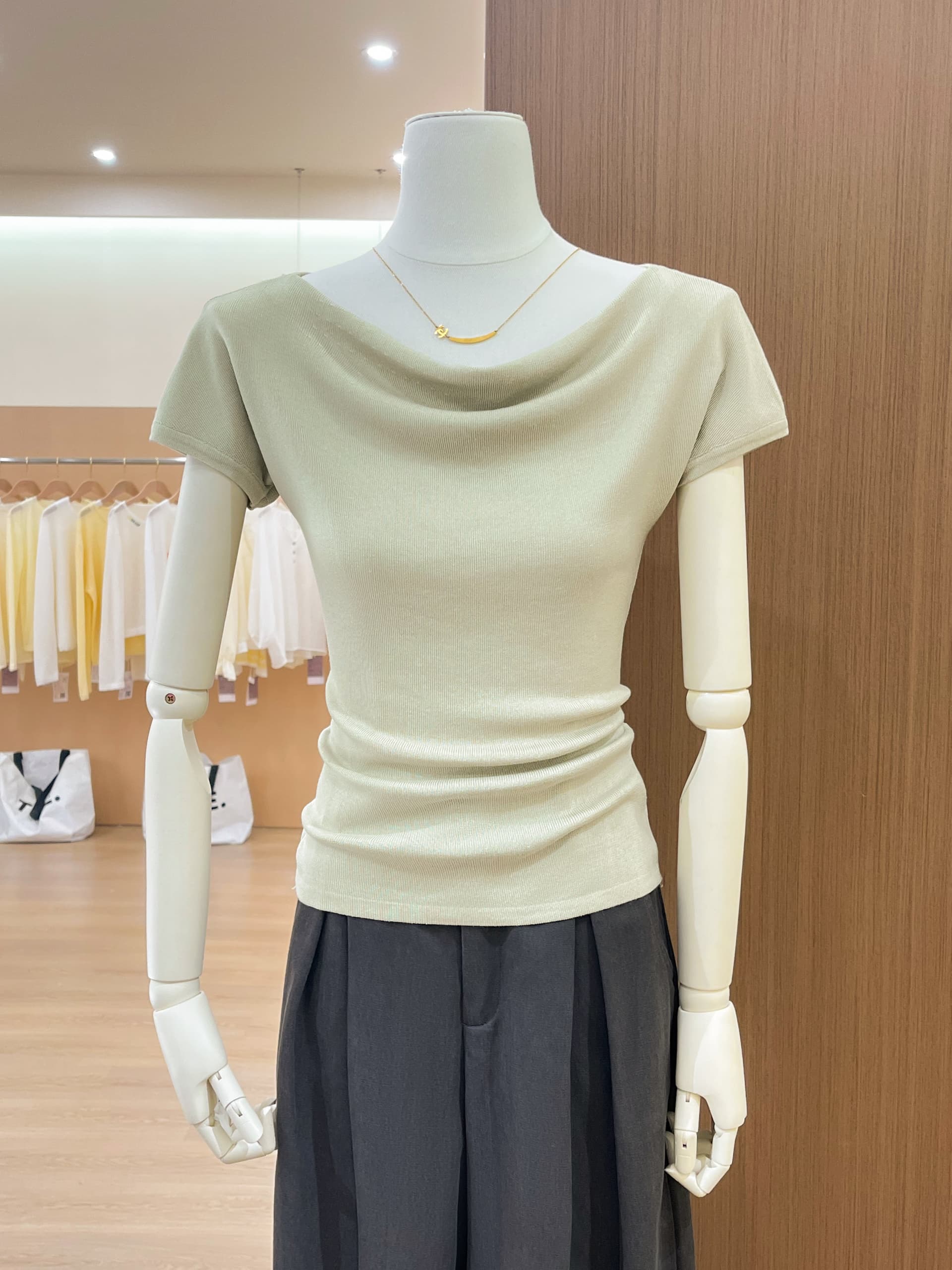 실사 부드러운 흔들다 칼라 표지 어깨 반팔 니트 티셔츠 여성 측면 펌프 Pleat 몸매 가꾸기 디스플레이 품격 도루 센스 맨위 상세 이미지 2