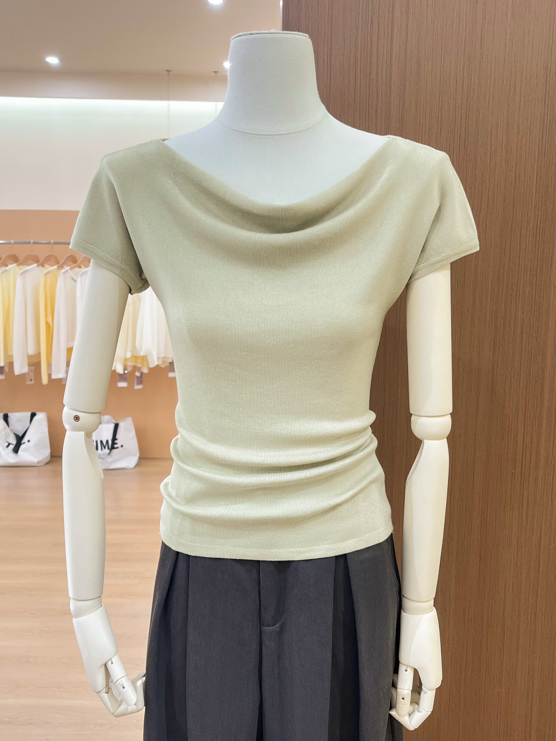 실사 부드러운 흔들다 칼라 표지 어깨 반팔 니트 티셔츠 여성 측면 펌프 Pleat 몸매 가꾸기 디스플레이 품격 도루 센스 맨위 상세 이미지 3