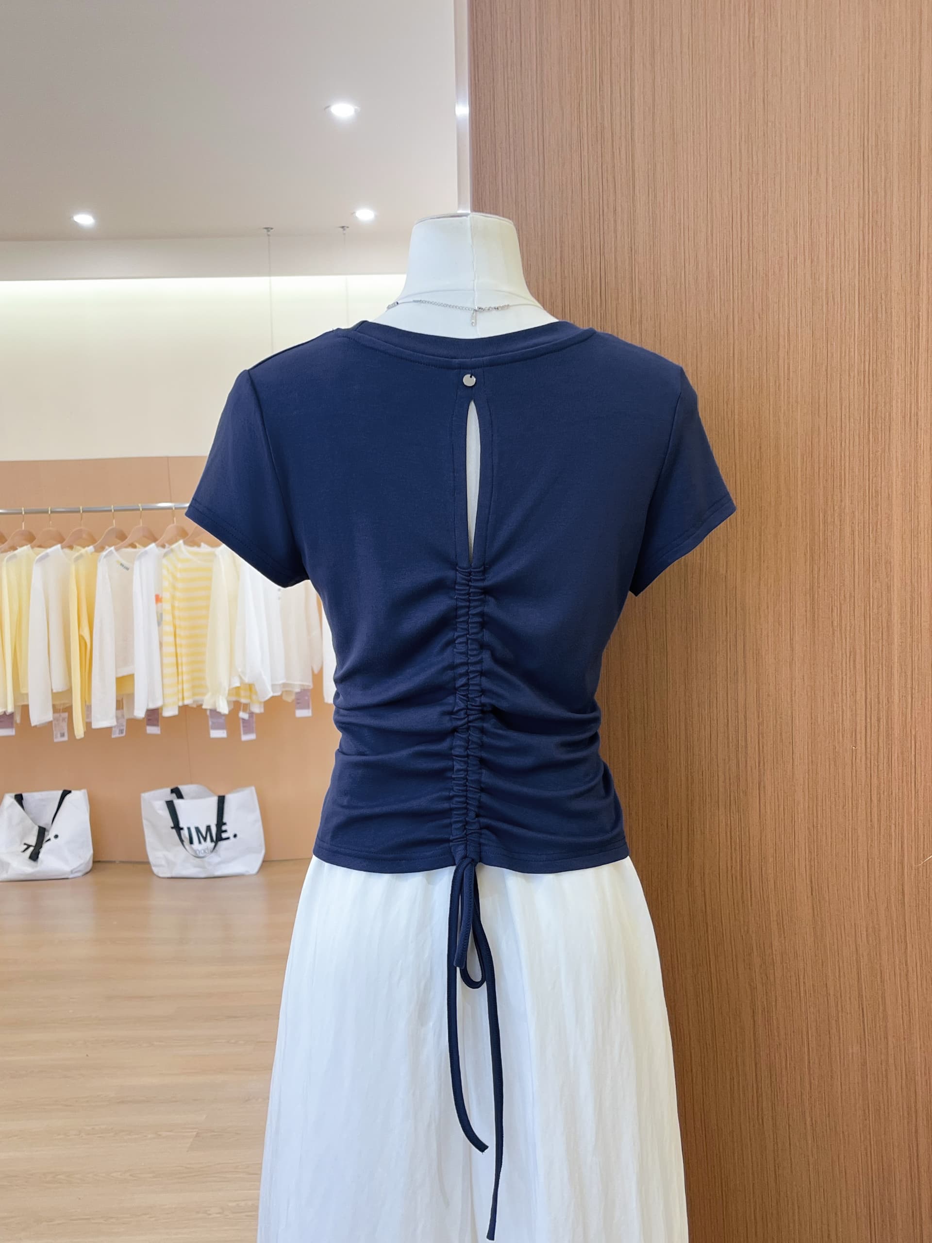 실사 독립적 인 스페셜 조각 뒤로 홀로우 아웃 작은 셔츠 펌프 Pleat 반팔 티셔츠 여성 의류 여름 외국 가스 고귀한 맨위 상세 이미지 10