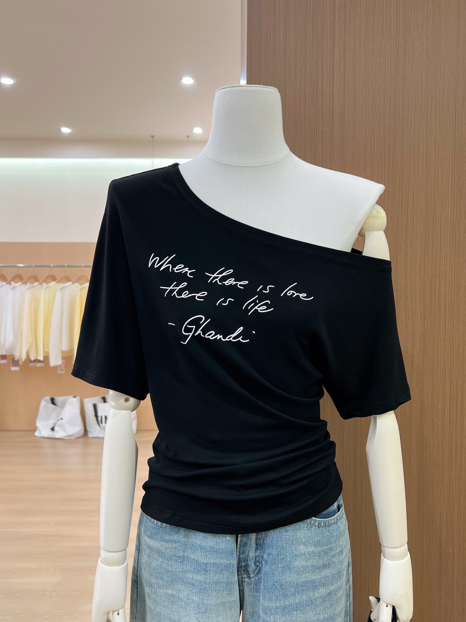실사 아메리칸 핫걸 알파벳 비스듬한 어깨 반팔 티셔츠 여성 의류 새로운 오프숄더 느슨함 센스 맨위 경기 펜던트 이미지 3