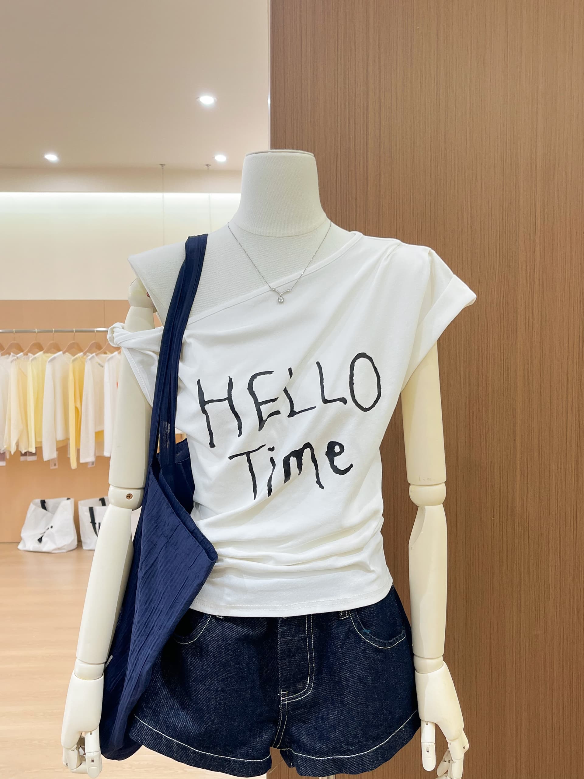 실사 화이트 비스듬한 어깨 비틀림 반팔 티셔츠 여성 여름 한 부서 루즈핏 알파벳 프린트 디자인 센스 맨위 트렌디 이미지 2