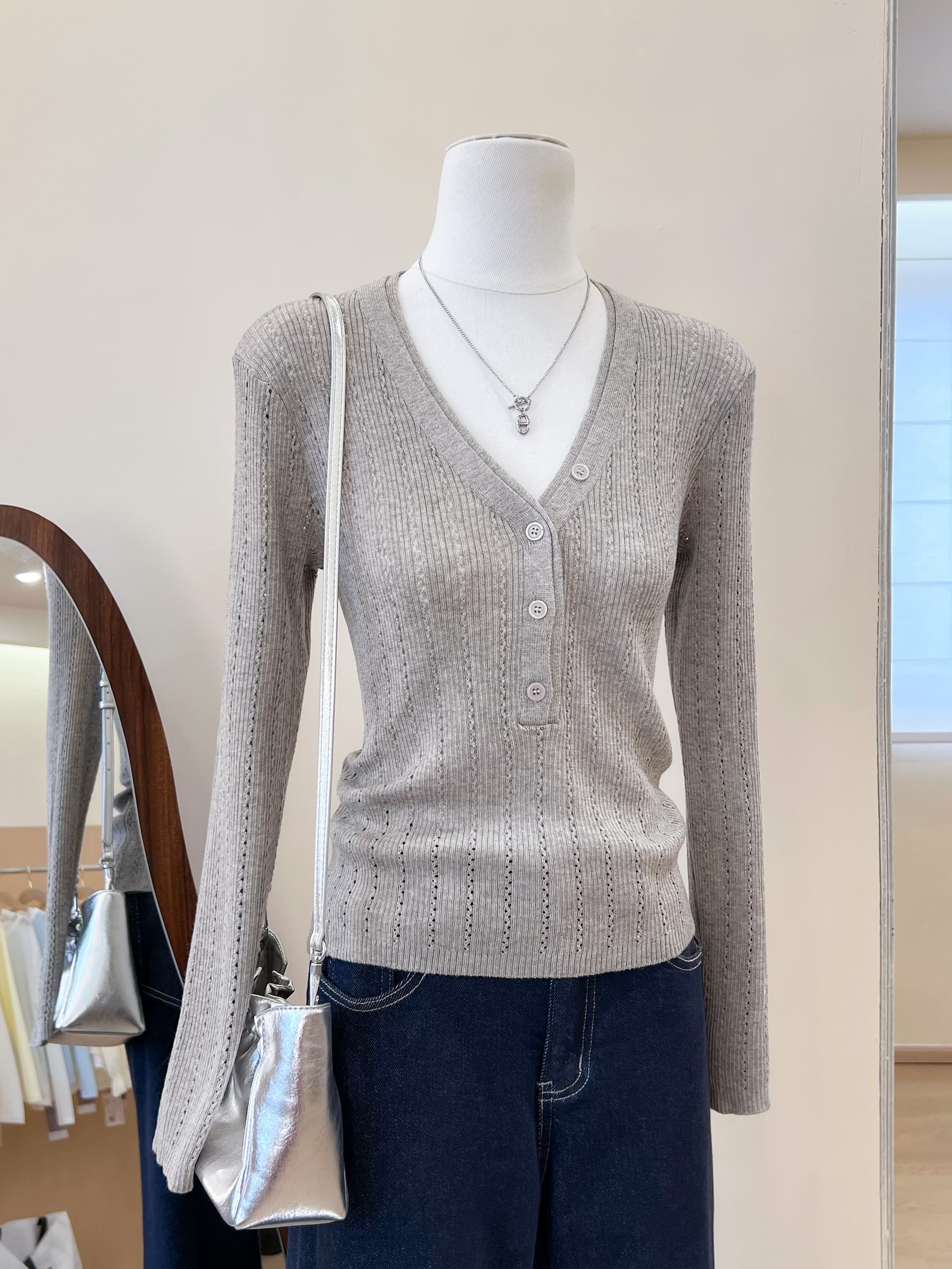 실사 한국 스타일 품격 V넥 홀로우 아웃 긴팔 니트 스웨터 가을 새로운 몸매 가꾸기 슬림해 보이는 다용도 티셔츠 맨위 여성 상세 이미지 11