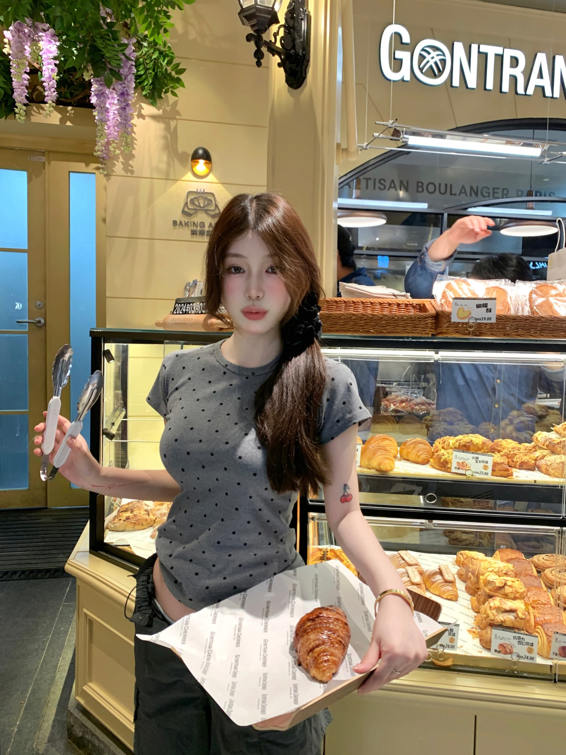 실사 정가 화이트 한 부서 도트 무늬 라운드 넥 쇼트 스타일 반팔 티셔츠 맨위 여성 상세 이미지 11