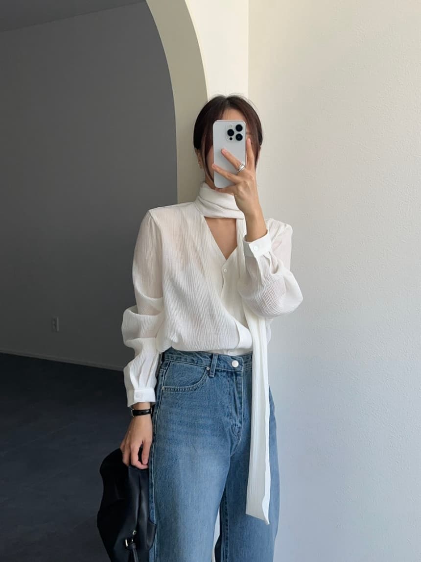 우아함 품격 V넥 레이스 업 셔츠 이미지 3