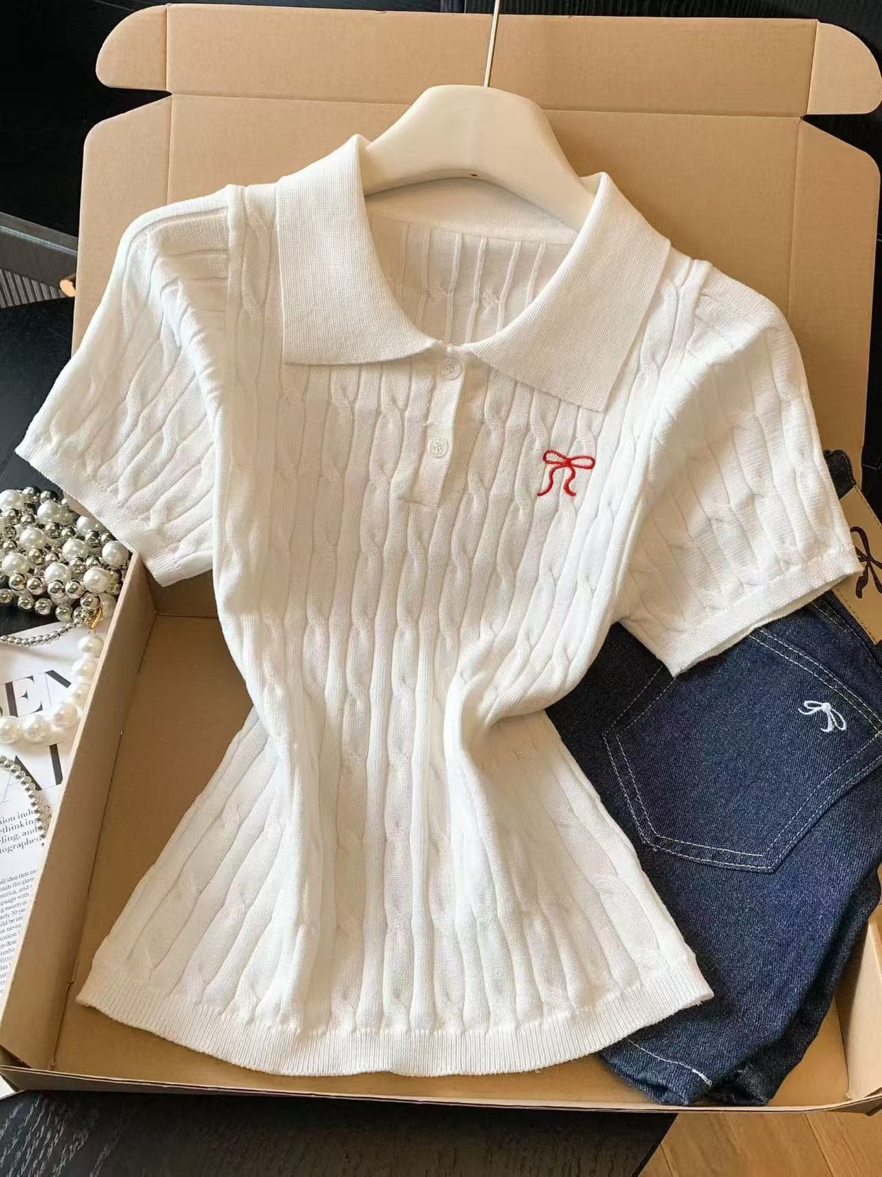 화이트 POLO 칼라 단추 디자인 반팔 니트 스웨터 여성 2026 여름 새로운 나비 매듭 자수 쇼트 스타일 맨위