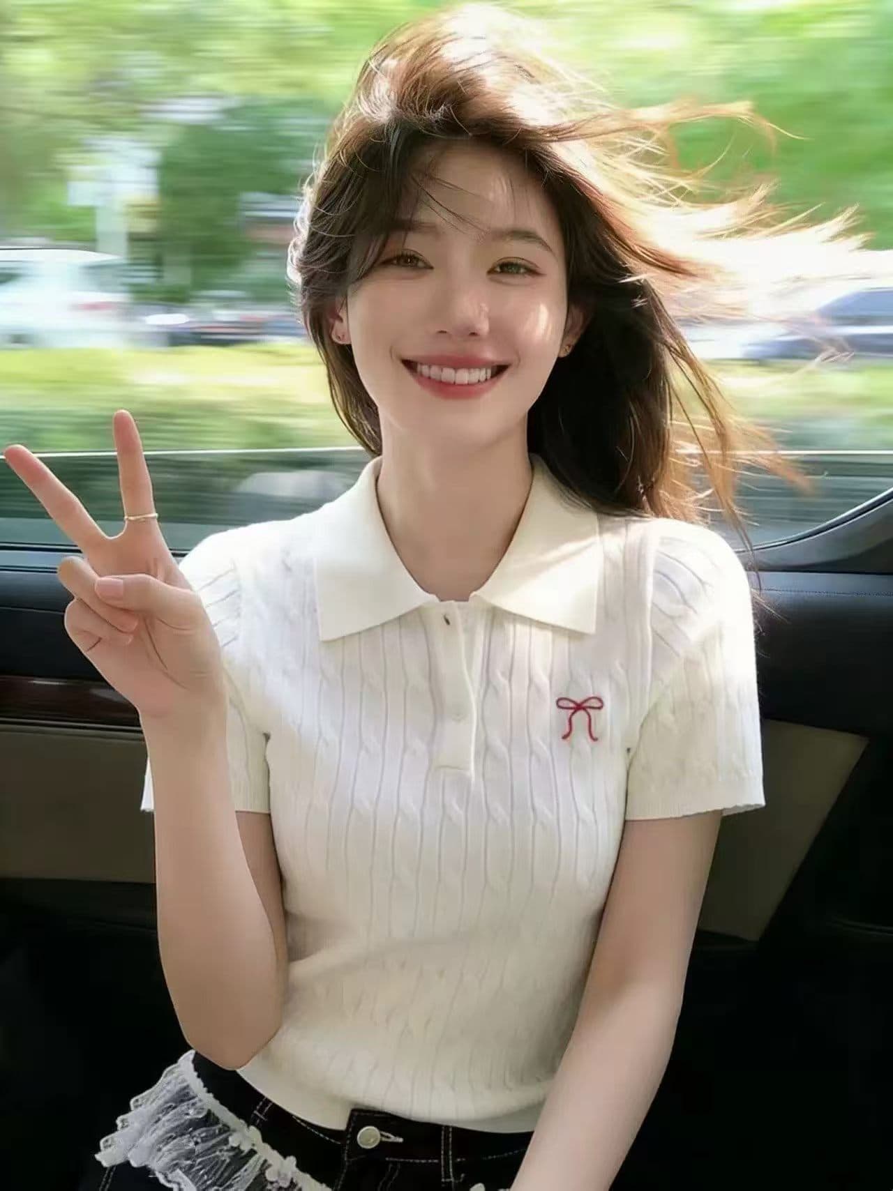 화이트 POLO 칼라 단추 디자인 반팔 니트 스웨터 여성 2026 여름 새로운 나비 매듭 자수 쇼트 스타일 맨위 이미지 4