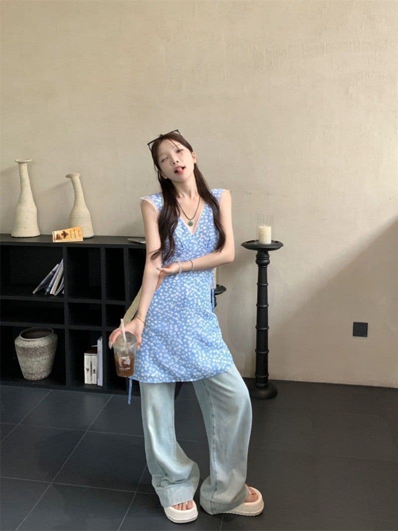 한 부서 파란색 신선함 꽃무늬 V넥 조끼 여성 드레스 여름 몸매 가꾸기 휴가 바람 민소매 허리 수축 짧은 치마 이미지 2