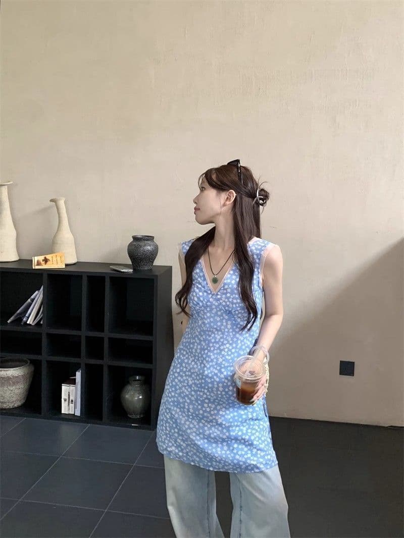 한 부서 파란색 신선함 꽃무늬 V넥 조끼 여성 드레스 여름 몸매 가꾸기 휴가 바람 민소매 허리 수축 짧은 치마 상세 이미지 9
