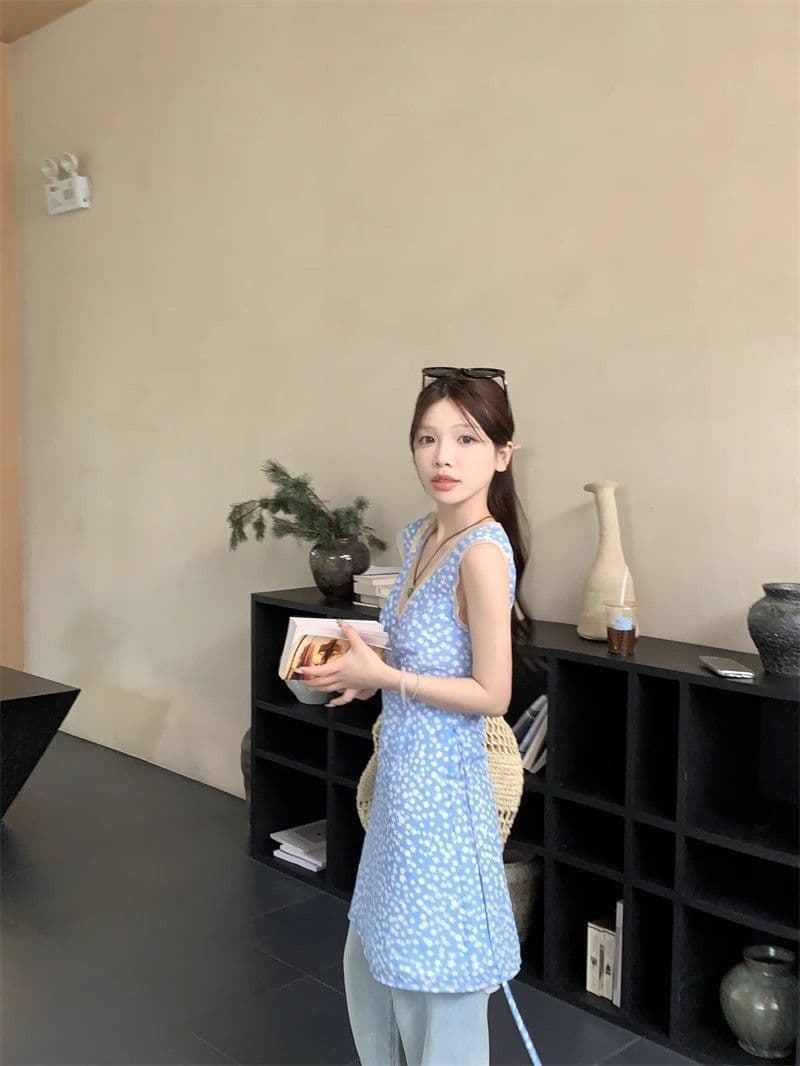 한 부서 파란색 신선함 꽃무늬 V넥 조끼 여성 드레스 여름 몸매 가꾸기 휴가 바람 민소매 허리 수축 짧은 치마 상세 이미지 10