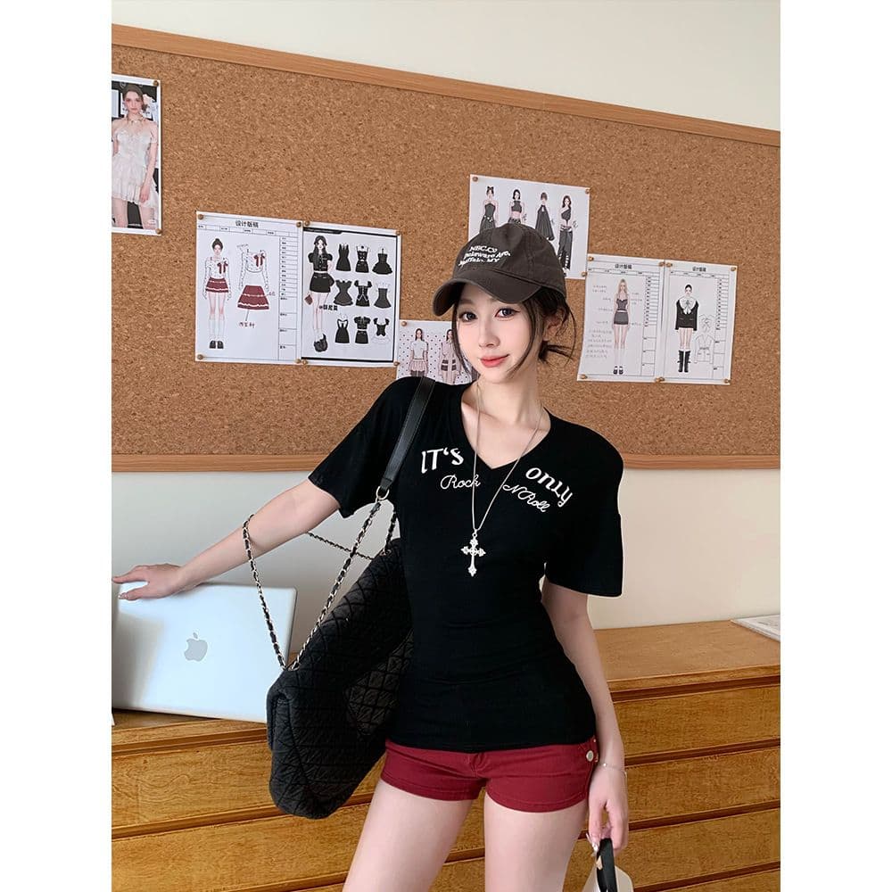 알파벳 프린트 몸매 가꾸기 V넥 티셔츠 여성 여름 반팔 긍정적 인 어깨 이미지 3