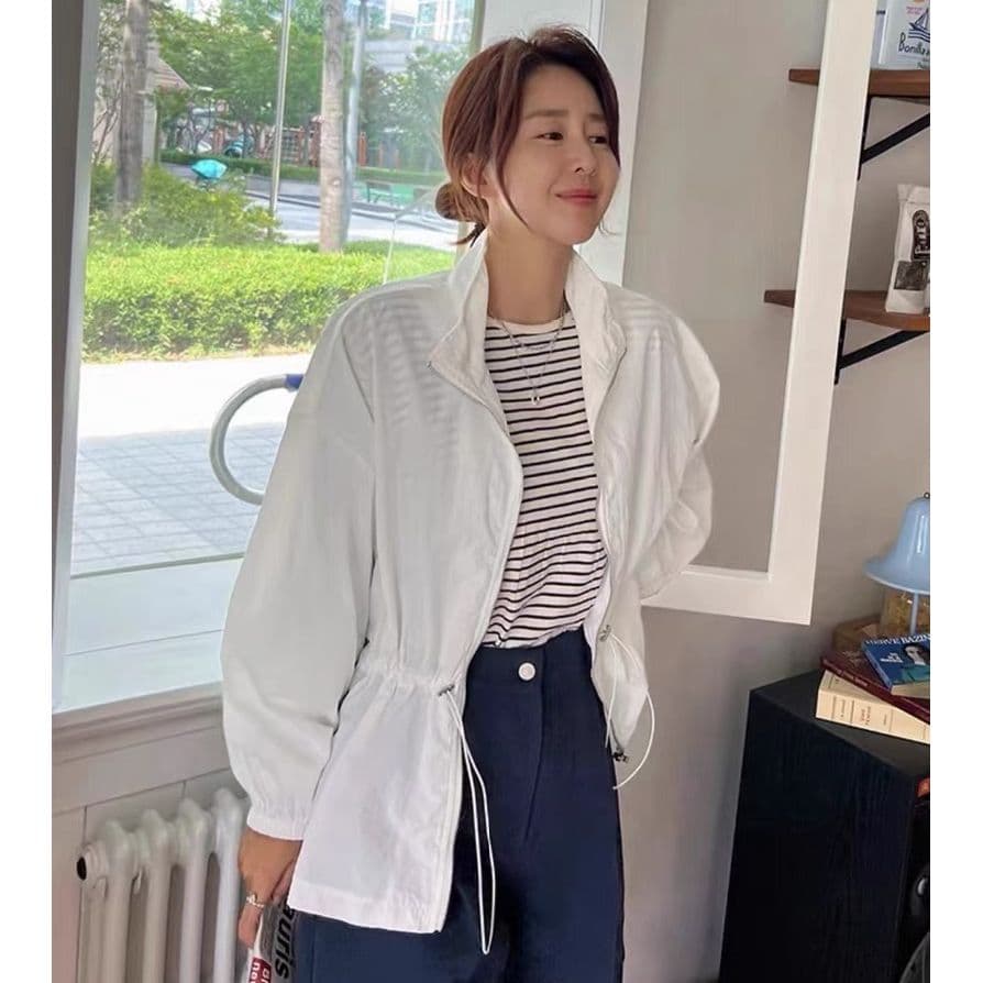 한국 다용도 캐주얼 자외선 차단 쇼트 스타일 여성 코트 경량 미니멀리즘 세련된 루즈핏 펌프 로프 허리 수축 지퍼 맨위 이미지 4