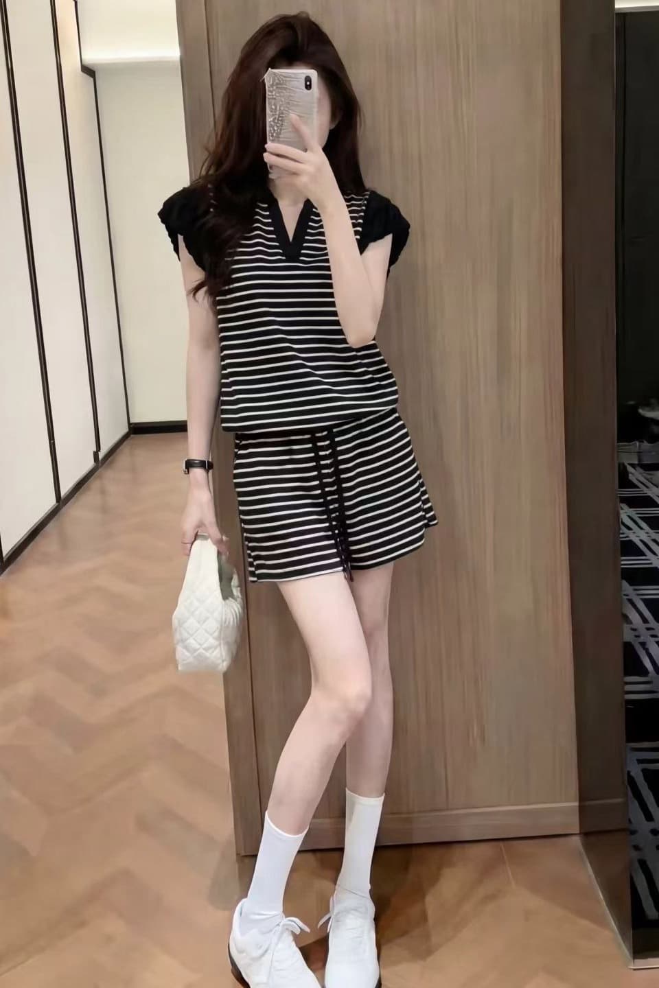 패션 스트라이프 V넥 반팔 스포츠 슈트 여성 여름 새로운 캐주얼 바람 루즈핏 슬림해 보이는 반바지 투피스 세트 트렌디 이미지 3