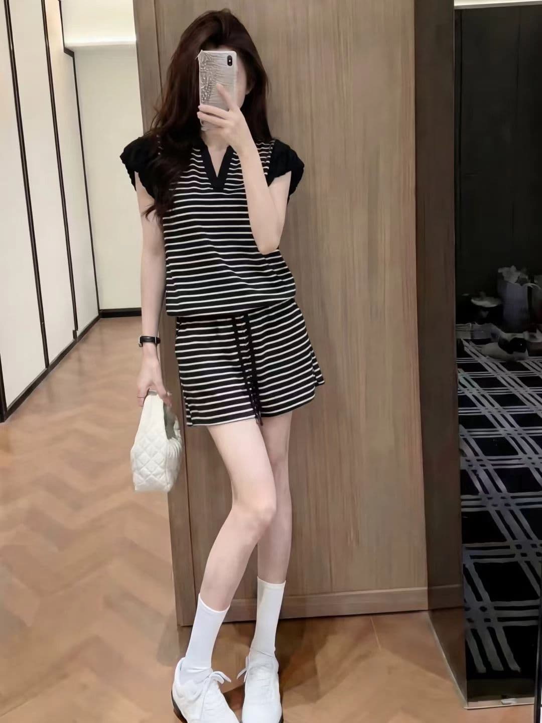 패션 스트라이프 V넥 반팔 스포츠 슈트 여성 여름 새로운 캐주얼 바람 루즈핏 슬림해 보이는 반바지 투피스 세트 트렌디 상세 이미지 2