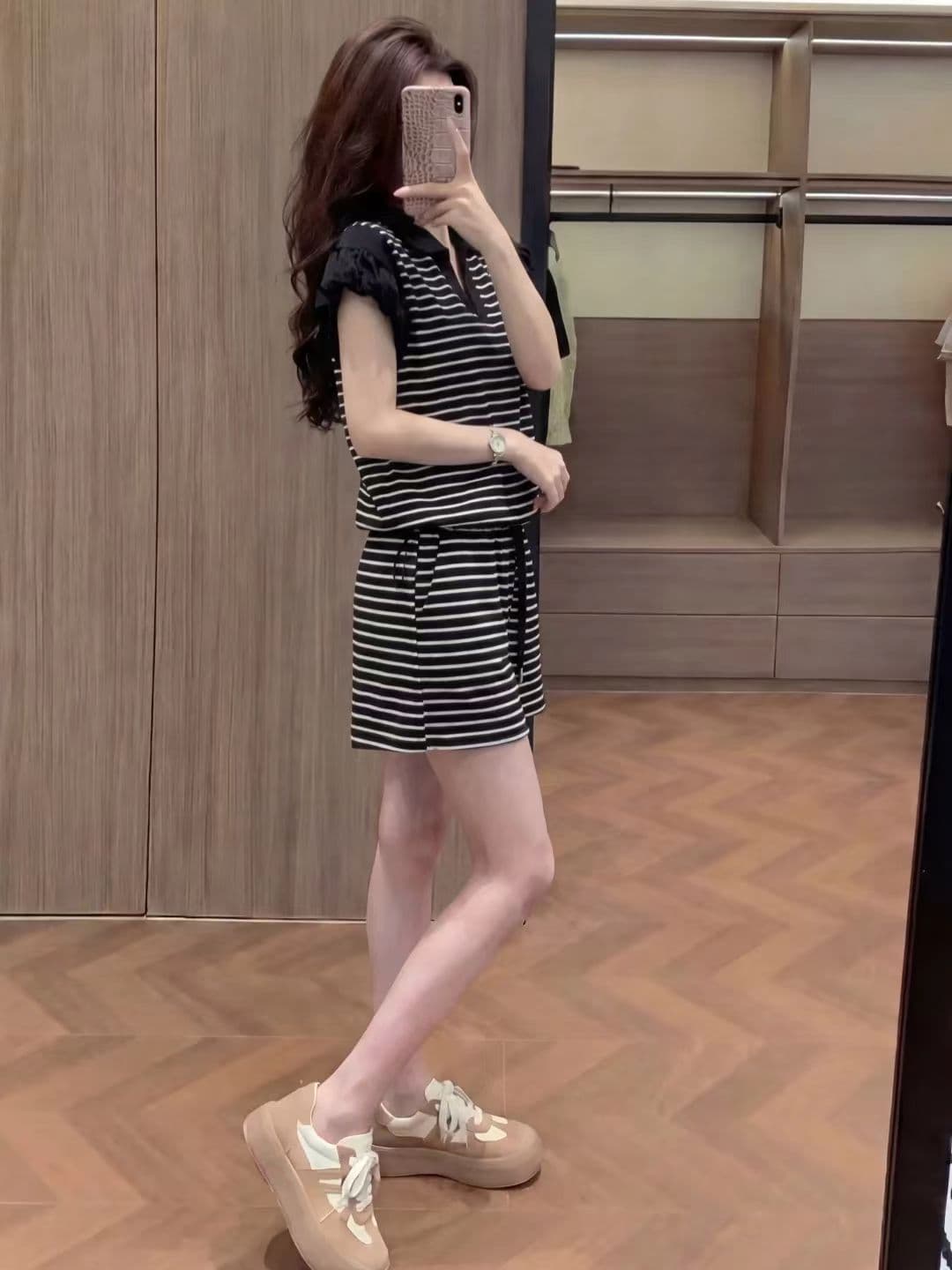 패션 스트라이프 V넥 반팔 스포츠 슈트 여성 여름 새로운 캐주얼 바람 루즈핏 슬림해 보이는 반바지 투피스 세트 트렌디 상세 이미지 3